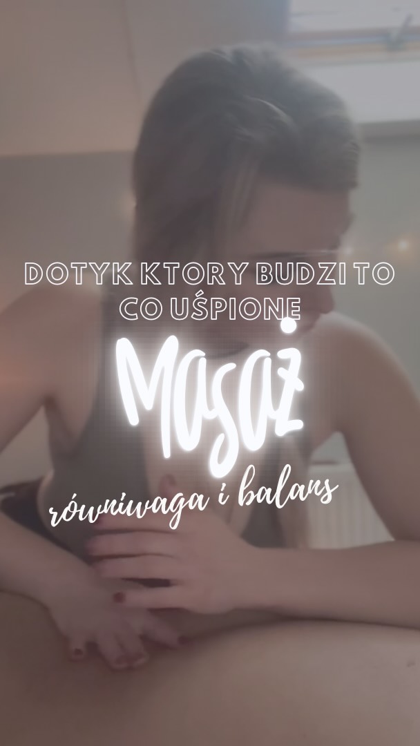 Masaż….
Masaż zaczyna się tam, gdzie ciało przestaje udawać, że wszystko jest w porządku.
W napiętych mięśniach, w spiętej szczęce, w przemęczonych plecach — w miejscach, które cicho proszą o uwagę.
To moment, w którym ciało wreszcie może zostać wysłuchane. ✨
Każdy rodzaj masażu dotyka innej prawdy o nas.
Leczniczy porządkuje chaos bólu i przywraca mobilność , której zaczynało brakować.
Relaksacyjny rozbraja stres, uspokaja układ nerwowy i pozwala zrzucić niewidzialny ciężar dnia.
A techniki liftingujące — Kobido, Korugi — budzą uśpione mięśnie twarzy, poprawiają przepływ i przywracają jej naturalną lekkość i piękno
Różne metody, jeden cel:
💫 odciążyć to, co przeciążone,
💫 uwolnić to, co zatrzymane,
💫 obudzić to, co zapomniane.
Masaż przypomina, że ciało nie jest maszyną do noszenia nas przez życie.
To przestrzeń, o którą trzeba dbać — regularnie, świadomie, z uważnością.
Bo kiedy dajemy ciału szansę, ono zawsze wybiera spokój.
I może właśnie to jest najważniejsze:
🌿 „W dotyku odnajdujemy to, co zgubiliśmy w codziennym pośpiechu.”
Zapraszamy — zadbaj o siebie tak, jak naprawdę potrzebujesz. 🤍
Selflove=Selfcare
——————
Kontakt
📲 451 060 072
👩🏼💻 studiobalans.booksy.com
👩🏼💻 studiobalans-niepolomice.pl/szkolenia
📍 Ul. 3 Maja 13 Niepołomice
❗️Nr rejestru Instytucji Szkoleniowej : 2.12/00050/2024