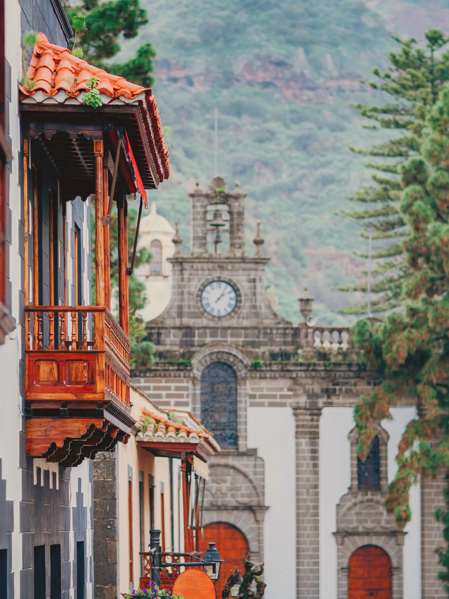 🚗A menos de 45 minutos desde Bandama, Teror te espera con su casco histórico lleno de calles adoquinadas, balcones tradicionales y arquitectura canaria auténtica.
🧡El corazón del pueblo late en la Plaza de Nuestra Señora del Pino, donde se alza la Basílica de la Virgen del Pino, un símbolo de fe y tradición desde el siglo XV
Pasear por Calle Real, saborear dulces artesanales en el Convento del Císter, o perderte en su mercadillo dominical (con más de 200 años de historia) son solo algunas de las experiencias que hacen de este lugar un destino imprescindible en Gran Canaria ✨
¿Te apuntas?
#BANDAMAGolfHotel #Ideas
