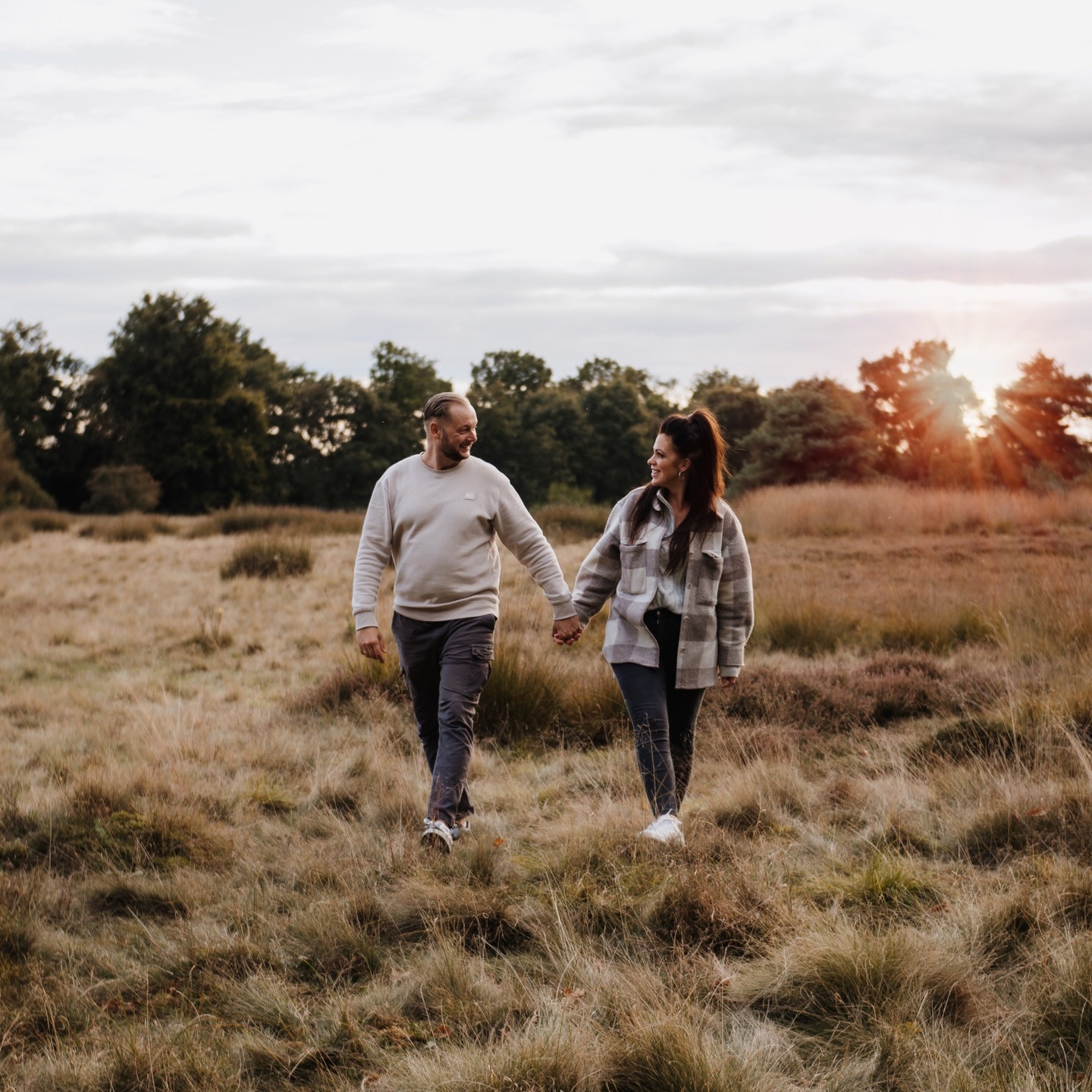 Ich liebe dieses Licht. Der Spätherbst hat uns noch mal richtig viele Shootings beschert. ✨#familienshooting #goldenhour #familylife #newborn #kids #herbstliebe
