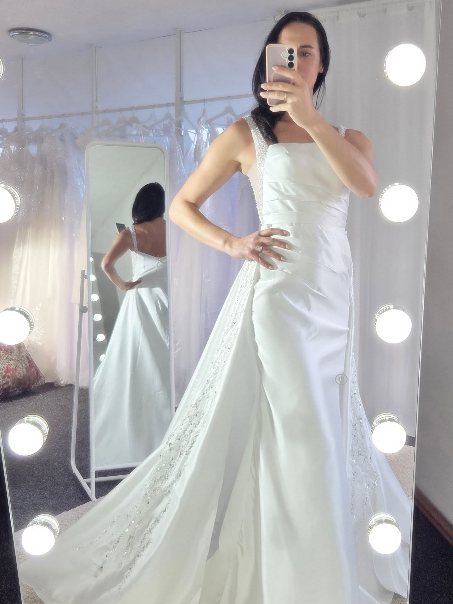 💍 Svatební šaty Celeste – nadčasová elegance pro moderní nevěstu!
Model Celeste s hladkým živůtkem, jemným řasením v pase a odnímatelnou vlečkou vytváří siluetu, která lichotí každé postavě. ✨
✨ Cena: 9 600 Kč
✨ Rezervace a více info: primasaty.cz
Vyberte si šaty, ve kterých vyniknete svou přirozenou krásou. 💖