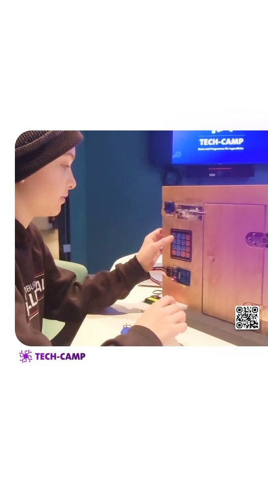 Unser Schüler präsentiert das intelligente Zugangssystem Projekt.
Er zeigt eine berechtigte Karte und das System gibt frei. Danach gibt er den PIN ein und die Eingabe wird bestätigt. Zum Schluss testet er eine ungültige Karte und der Zugang bleibt gesperrt.
So lässt sich live sehen, wie klar und verlässlich die Programmierung im Hintergrund greift.
Anschließend erklärt er, wie die hinterlegten Daten geprüft werden. Wer freigeschaltet ist, wie Einträge angelegt und kontrolliert werden und warum Protokolle für Nachvollziehbarkeit wichtig sind.
Genau die Soft Skills, die in Ausbildung und Beruf zählen: präsentieren, erklären, Verantwortung übernehmen und im Team arbeiten.
#Jugendprojekt #Berufsorientierung #SoftSkills #Präsentationskompetenz #Problemlösung #Teamarbeit #Verantwortung #LernenDurchMachen #TechCamp