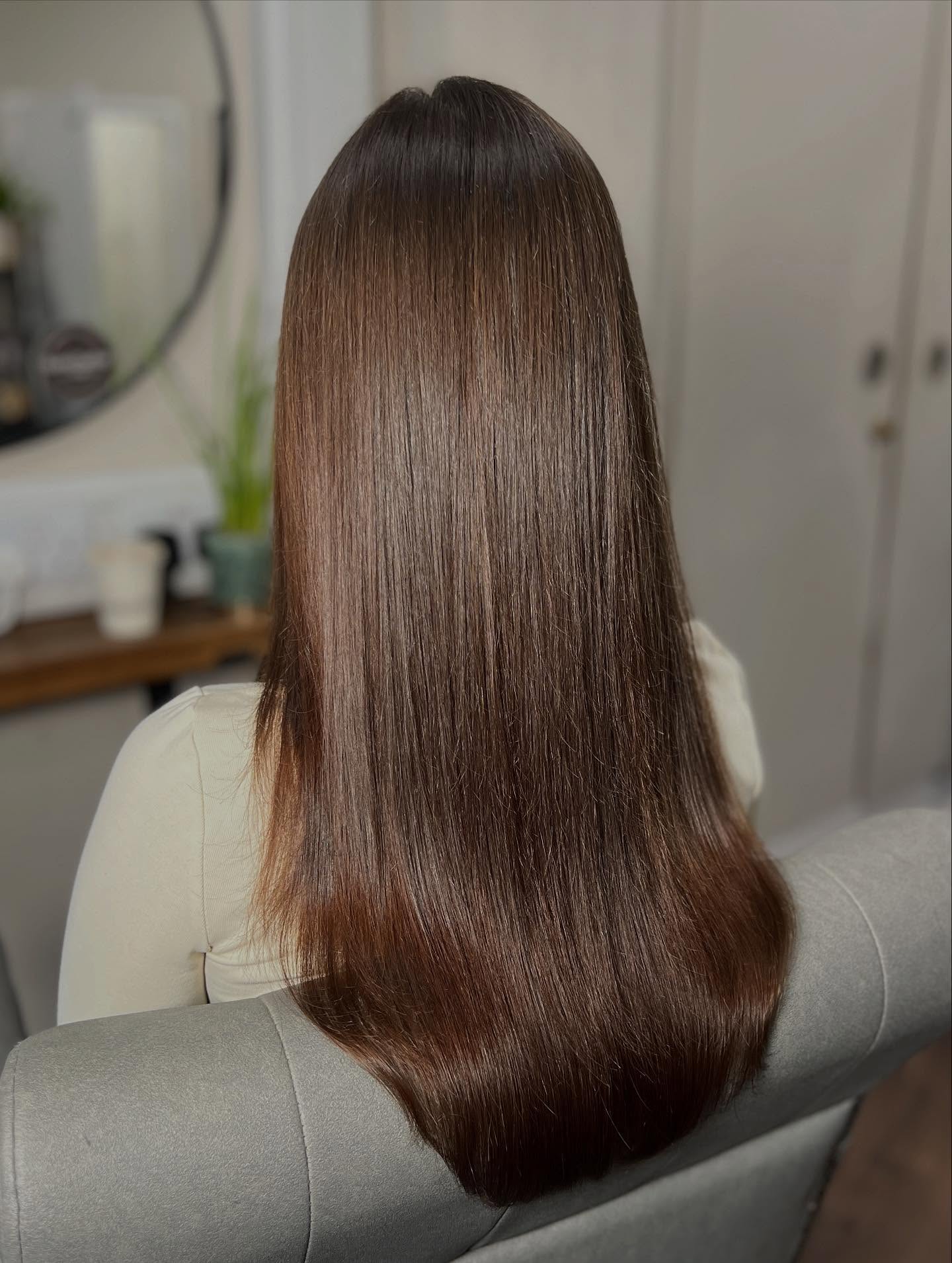 NO HAIR EXTENSIONS ❌
Let’s take a moment to appreciate this natural hair growth ✨
One of my most asked questions when new clients come for the first consultation is “will hair extensions ruin my hair?”. The simple answer is no, if your hair extensions are fitted correctly, with the correct tension, amount of hair to balance the weight of the extensions and correct aftercare- which includes your maintenance then no. We will work together to help your hair grow to its natural potential and achieve the best possible outcome.
However if your hair extensions aren’t fitted incorrectly, tension too tight and incorrect aftercare then yes you can make your hair thinner and cause hair loss.
Make sure you do your research before having your extensions fitted 👆🏻👆🏻
#hairextensions #awardwinning #remicachet #junosalon