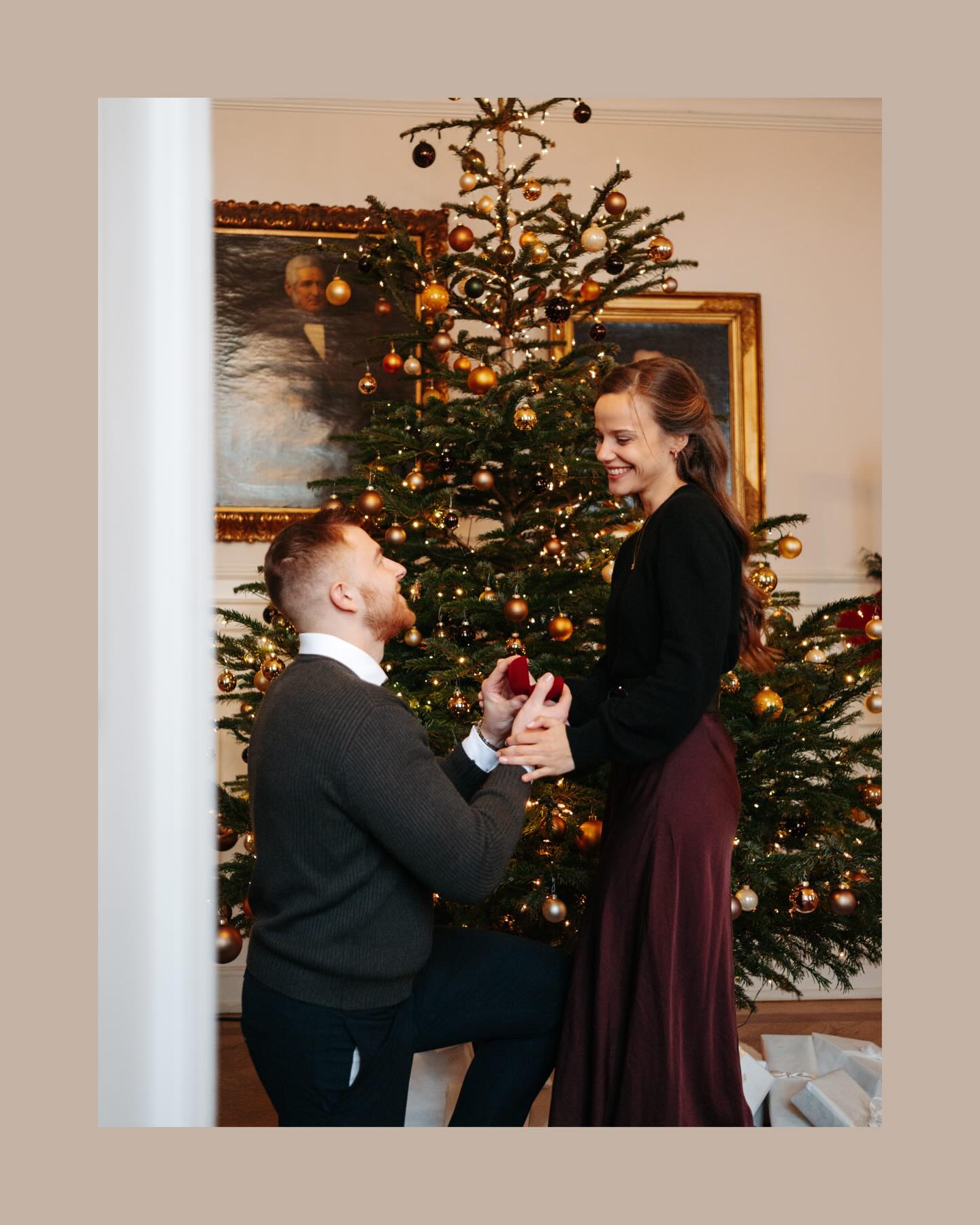 Hello ihr Lieben,
stellt euch einmal Folgendes vor.
Manchmal braucht es gar keinen großen Plan, sondern nur einen besonderen Ort, eine bestimmte Stimmung und diesen einen Menschen an eurer Seite. Und plötzlich entsteht ein Moment, der sich anfühlt wie für die Ewigkeit gemacht.
Genau dieses Gefühl haben wir mit dieser Bilderwelt eingefangen. Inspiriert von der Vorstellung, wie ein spontanes Couple Shooting aussehen könnte, das sich ganz leise in etwas Größeres verwandelt. In Nähe, in Verbundenheit, vielleicht sogar in einen Antrag. Ohne Erwartung. Ohne Vorankündigung. Einfach aus dem Herzen heraus.
Vielleicht geht es euch ja gerade wie Theresa und Chris in dieser Vorstellung. Ihr seid an einem Ort, der euch etwas bedeutet. Umgeben von hanseatischem Charme, Eleganz und dieser besonderen Ruhe, die Orte wie das Louis C. Jacobs ausstrahlen. Weihnachten liegt in der Luft, Lichter funkeln und für einen Moment steht die Welt still.
Und vielleicht ist genau das der Zauber dieser Zeit. Dass alles möglich scheint. Dass aus einem Shooting ein Gefühl wird. Aus einem Gefühl eine Erinnerung. Und aus einer Erinnerung etwas, das euch ein Leben lang begleitet.
Diese Bilder sollen euch genau dazu einladen. Zu träumen. Zu fühlen. Euch vorzustellen, wie es für euch sein könnte. Ein Winter Couple Shooting. Ein stiller Antrag. Ein Moment nur für euch.
Und falls ihr euch in dieser Weihnachtszeit genau nach solchen Momenten sehnt und mir innerhalb der Weihnachtstage schreibt, habe ich ein kleines Geschenk für euch. 🎁
Lasst uns gemeinsam Bilder erschaffen, die sich anfühlen wie echte Erinnerungen.
Ich freue mich sehr, von euch zu hören. 🤍
_
_
_
_
_
_
_
Fotografie: @jaronkwast.photography
Konzept & Planung: @kingas_hochzeitsplanung
Location: @hotellouiscjacob
Brautmode: @truesociety_hamburg
Herrenmode: @breuninger
Styling: @salonlupke
Juwellier: @neljewelleryart
Floristik: @blumengraaf
Dekoration: @goldene.augenblicke
Papeterie: @florabelle.paperart
Videografie: @alina_zelenska_
Patisserie: @hotellouiscjacob
Schreibgeräte: @montblanc
Modelpaar: Theresa und Chris