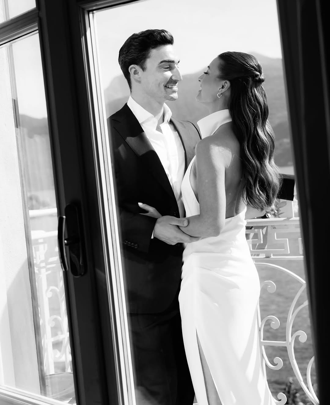 A little Lake Como magic ✨
Our BLBS team created this soft glam makeup and elegant bridal hairstyle for the lovely @cventicinque during her beautiful Lake Como wedding morning 🤍
Soft waves, natural glow and that timeless Italian elegance — this is the BLBS signature bridal look 💛
BLBS Management • Bridal Makeup & Hair Team
Destination Wedding Beauty • Lake Como, Italy 🇮🇹
#makeuplakecomo #lakecomowedding #lakecomomakeupartist #makeuplakegarda #makeupartistlakecomo #comomakeupartist #weddingmakeuplakecomo