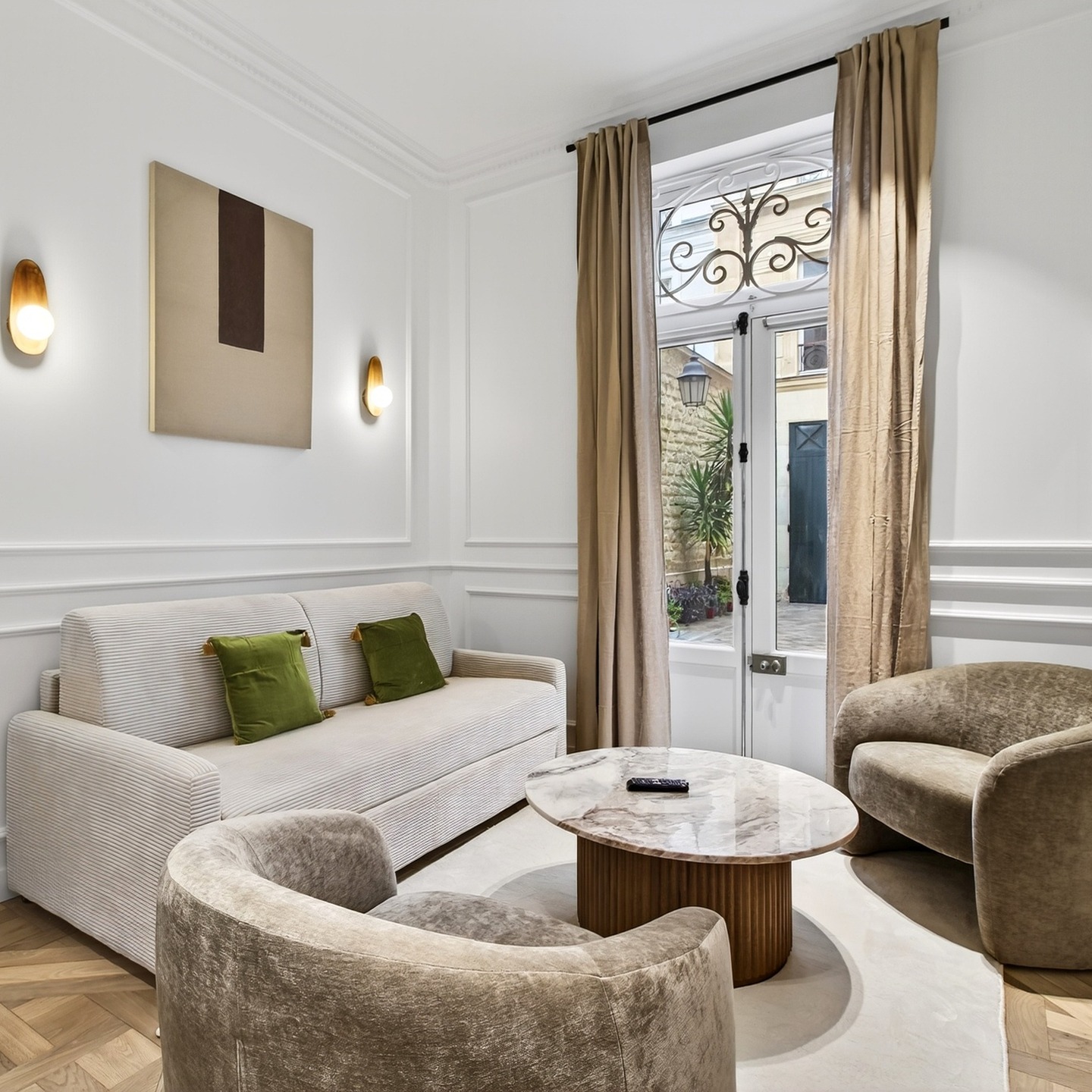 🏠✨ Stunning, brand-new luxury apartment in the heart of Paris, ideal for 6 guests. It offers 2 comfortable bedrooms, a living room with a sofa bed, air conditioning, and a fully equipped kitchen. Modern decor and a warm atmosphere ensure a perfect stay. Close to monuments, restaurants, and the metro. Ideal for families, friends, or business trips. Book your elegant stay in Paris!
🏠 Duplex Apartment
🛋️ Living room with a sofa bed and a built-in mattress
🍽️ Dining room
📺 TV and Wi-Fi
🍳 Fully equipped kitchen with stovetop, oven, dishwasher, and coffee maker
🛏️ Two double bedrooms
🚿 Two shower rooms
🚽 Two separate toilets
✨Explore the Champs-Élysées and its trendy boutiques, relax in Parc Monceau and stroll through the Opéra district.
#evengestion #gestionlocativesaisonnière #vacancesparisiennes #paris8 #vacancesfrance #pourtoi #airbnbhost