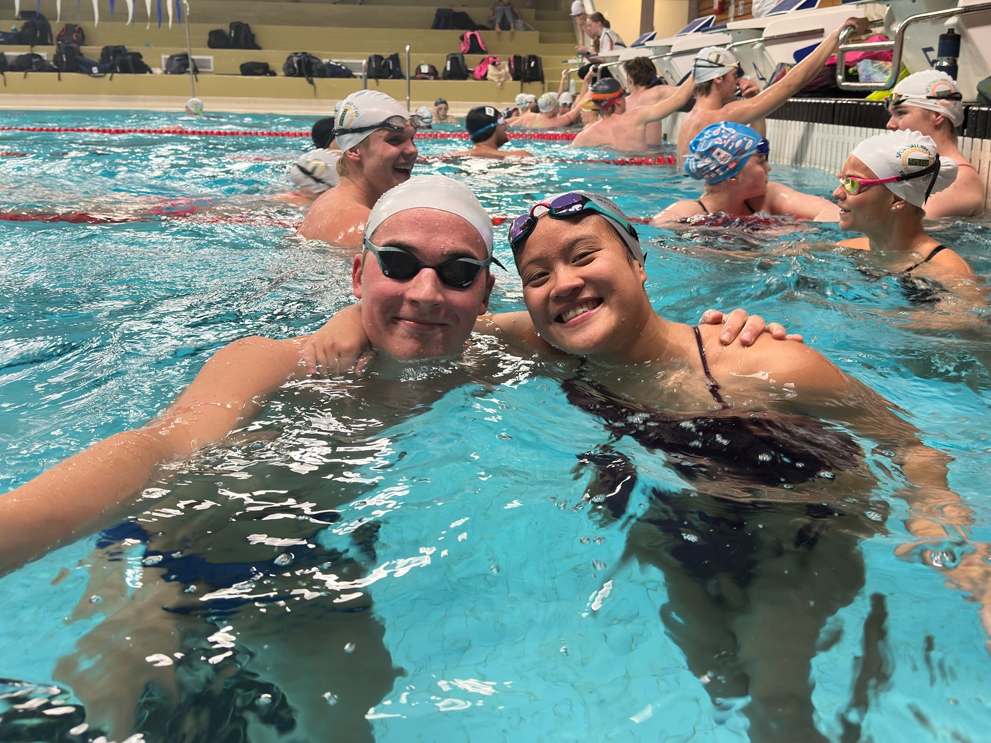 Nordtvet er åpnet igjen, og fargene våre skal pryde veggene i enda større grad enn før! 🏊🏽♀️
I går hadde vi felles trening, med kake og saft, for å feire at vi endelig kan sette i gang med trening og opplæring på Nordtvet igjen.
Selv etter en periode med utfordrende treningstider og stengte bad, har både trenere og utøvere stått på - høsten har bydd på pallplasseringer, klubbrekorder og tydelig fremgang på trening.
En drøss med nye klubbrekorder er på plass på veggen, og vi er klare for å ta i bruk speilsalen og styrkerommet når vi allerede i dag setter i gang med normale treningstider 👏