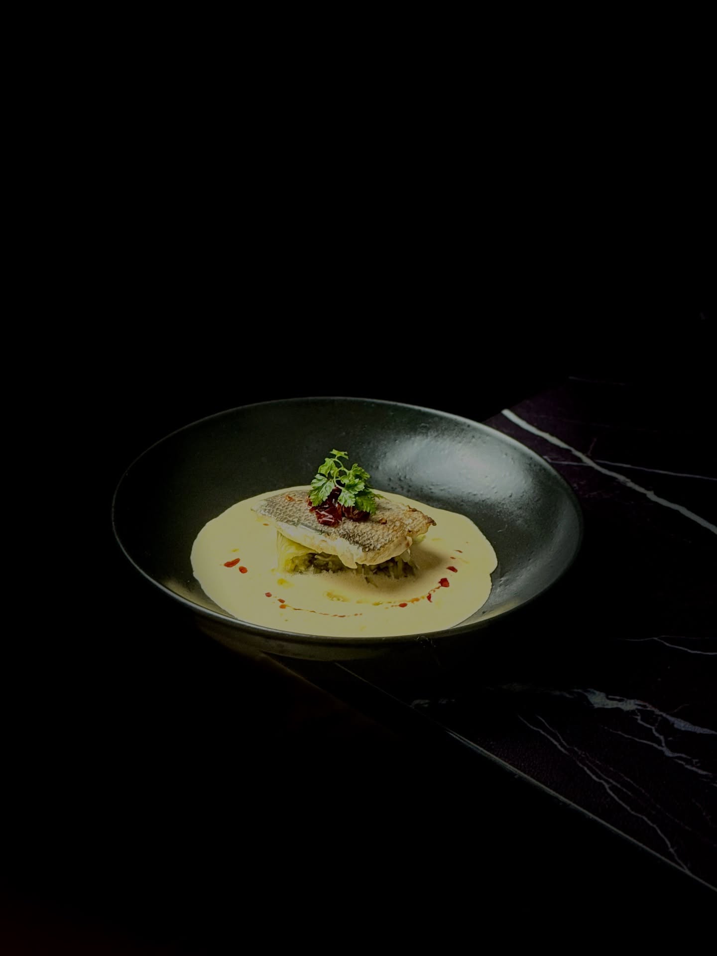 【Dorade et Arôme des Forêts|山林清韵•一尾海鲷】
❄️🌗🍽️ À la rencontre des trois marqueurs hivernaux que sont Daxue (Grande Neige), Döngzhì (Solstice d’Hiver) et Xiăohán (Léger Froid), ce plat évoque la transition vers le cœur de l’hiver, lorsque la
cuisine devient un langage intime entre l’homme et la saison.
🐟🌿 Ce plat met à l’honneur la dorade, accompagnée de choucroute chinoise fermentée, de Mujiangzi (Litsea cubeba, bois d’orange des montagnes), et d’une hollandaise acidulée et légèrement pimentée.
⸻
🍲 Le poisson à la choucroute (suancai yu) possède une longue histoire en Chine. Né dans les traditions rurales du Sichuan et de Chongqing, il provient de la sagesse de la fermentation hivernale : transformer les légumes en réserves acidulées pour traverser la saison froide.
🔥🍋 L’alliance de l’acidité lumineuse du suancai et de la tendreté du poisson est devenue un classique national,
un plat réconfortant qui réchauffe même les jours les plus rigoureux.
⸻
🌿✨ Le Mujiangzi, une baie aromatique des montagnes du Sud-Ouest, apporte une note citronnée et poivrée, à la fois vive et végétale. Sa fraîcheur montagnarde traverse la richesse de la sauce
hollandaise, ajoutant une dimension parfumée et subtilement sauvage.
❄️🌗🥶 Entre la densité de la Grande Neige, la douceur du Solstice et la sobriété de Léger Froid, ce plat poétique — « Dorade des Neiges au Pickle de la Montagne » — devient une chaleur discrète, un tableau d’hiver dans une assiette.
❄️🌗 在大雪、冬至、小寒这三节气交替之际,天地由静入深寒,食物成为人与季节沟通的桥梁。这道菜以海鲷为主角,以酸菜、木姜子与酸辣荷兰酱共同勾勒出冬日的风味画卷。
🍲🔥 酸菜鱼在中国有着深厚的历史渊源。它源自重庆与川渝地区民间的腌制智慧——在冬季蔬菜匮乏之时,人们以盐乳酸发酵保存青菜,而酸菜的清香酸爽与鱼肉的鲜嫩形成天作之合。
✨🌶️ 酸菜鱼最初是农家宴席上的温暖之味,后来成为全国皆爱的“江湖菜”,以酸、辣、鲜明亮的性格安慰着冬日的寒意。
⸻
🌿🍋 **木姜子(山胡椒)**是西南山区珍贵的香料,其辛香清冽、尾韵似柠檬与胡椒交织,带着山林湿润的气息。它让这道菜在醇厚的冬日风味中闪出一缕“山的光”,与酸辣荷兰酱的细腻乳脂感彼此平衡。
🕯️❄️ 在大雪的丰厚、冬至的团圆、小寒的静谧之间,这道「雪隐山椒•冬至鲷」像是一盏微暖的灯,温柔地照亮一桌冬日的风景。
🗓️ Reservation: www.bistrowu.com
#aix #aixenprovence #aixmaville #provence #aixenprovence❤️