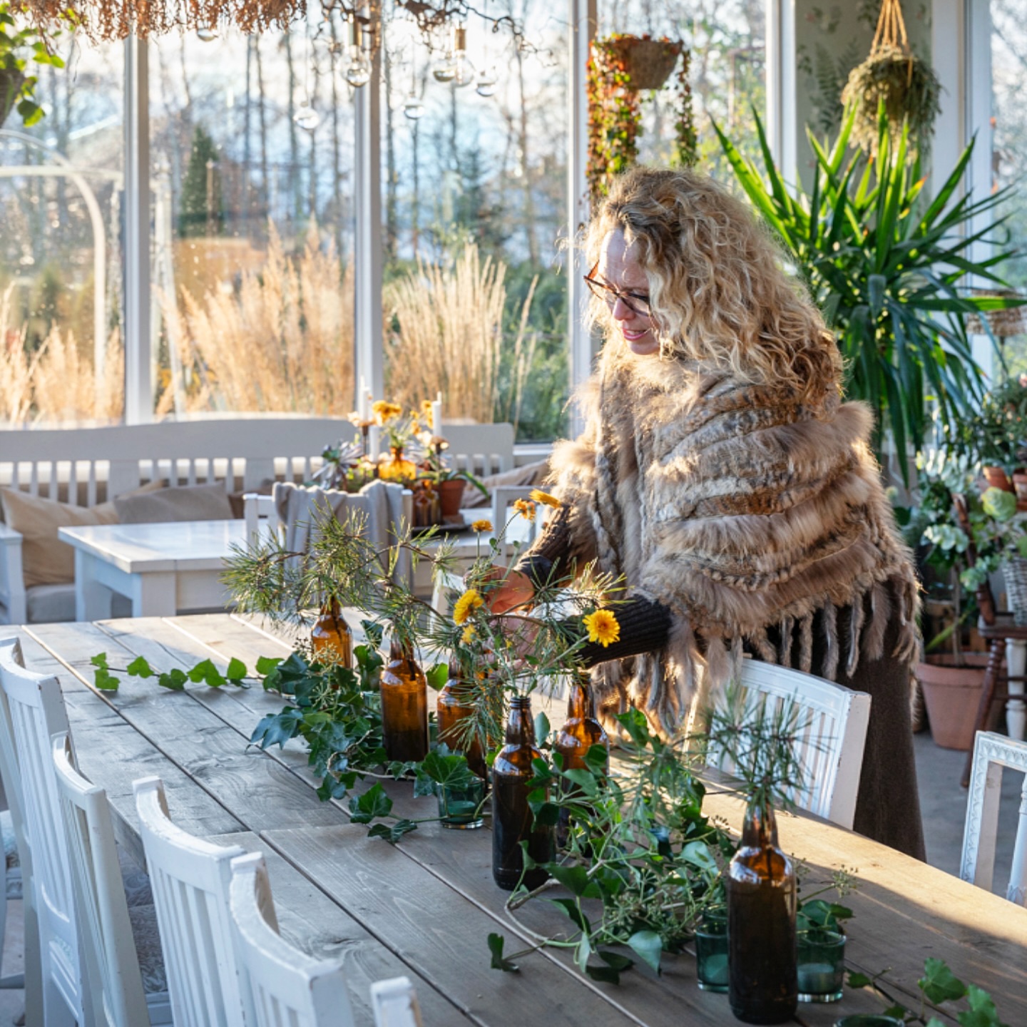 ~Tacksam för ytterligare ett år~
Åren rusar och dubbelfemma idag🎉 jag firar det genom att fortsätta göra det jag älskar att göra allra mest. Några här har hittat mig helt nyligen så här har ni lite om mig;
I över 30 år har jag varit trädgårdsmästare och på senare tid även inriktning med floristik och design. På vardagarna jobbar jag med färg och tapeter på ett måleri. Som cert. Stilinredare hjälper jag kunder med färgsättning och inredning i deras hem. – Jag har verkligen en perfekt kombo av kreativitet, natur och hantverk.
Här på västkusten, mellan Falkenberg och Varberg, driver jag och maken vår stora besöksträdgård med tillhörande snittblomsodling. Blommorna binder jag och dekorerar vid livets olika ändamål.
I vårt orangeri håller vi workshops, kalas och bröllop eller vad man har för önskemål– en plats där människor får mötas, skapa och inspireras. Kika in på www.runevadstradgard.se
När jag inte färgsätter hem eller planterar drömmar i trädgården njuter vi av livet med familjen: våra 3 barn, vårt barnbarn samt vår westie🐶
Det senaste i vårt liv, vårt hus i Italien som bjuder på överraskningar och nya minnen.
Vill ni göra ett trädgårdsbesök, boka orangeriet mm så är det hög tid för det nu, almanackan börjar fyllas upp för 2026.
Tack för att ni följer med på min resa💚
#blomsterdekoratör #runevadstradgard #trädgårdsmästare #besöksträdgård #orangeri