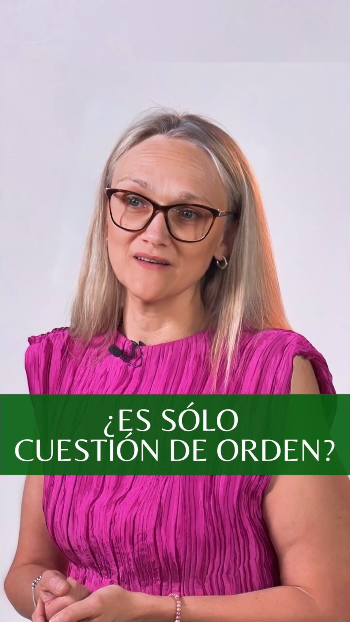 NO es sólo cuestión de ORDEN.
Cuando se vive rodeado de desorden y acumulación de objetos por años📦, esto es un espejo de que
algo más está pasando en tu vida😒 , y la casa🏡, además de mostrártelo con desorden y acumulación,
siempre te lo está mostrando de otro modo también 😒.
🚨Habitaciones que traen a tu vida crispación y discusiones😞 .
🚨Mobiliario y objetos que nos traen dolores o enfermedades😞.
🚨Dormitorios que muestran la falta de respaldo y sostén que tenemos en la vida😞.
🚨O cocinas que están mostrando la falta de estabilidad interior para ti😞.
Todo ese desorden y estancamiento de cosas alrededor genera una energía discordante que se verá representada en forma de cargas y frenos para avanzar en la vida❌ .
Si deseas salir de la situación de desorden y acumulación de objetos que vives, escribe la palabra "CASA" 🏡 y hablamos y vemos si es posible para ti unirte a mi programa de acompañamiento en el que semana a semana ordenarás a la vez que identificarás y desmontarás los patrones y creencias que te han llevado y mantenido por años en toda esa acumulación de objetos y caos.
#casaordenada #casabonita #decoracioncasa #fengshui #ordenencasa #metodokonmari #orden #ordenar #organizadoraprofesional #tresinteriores
