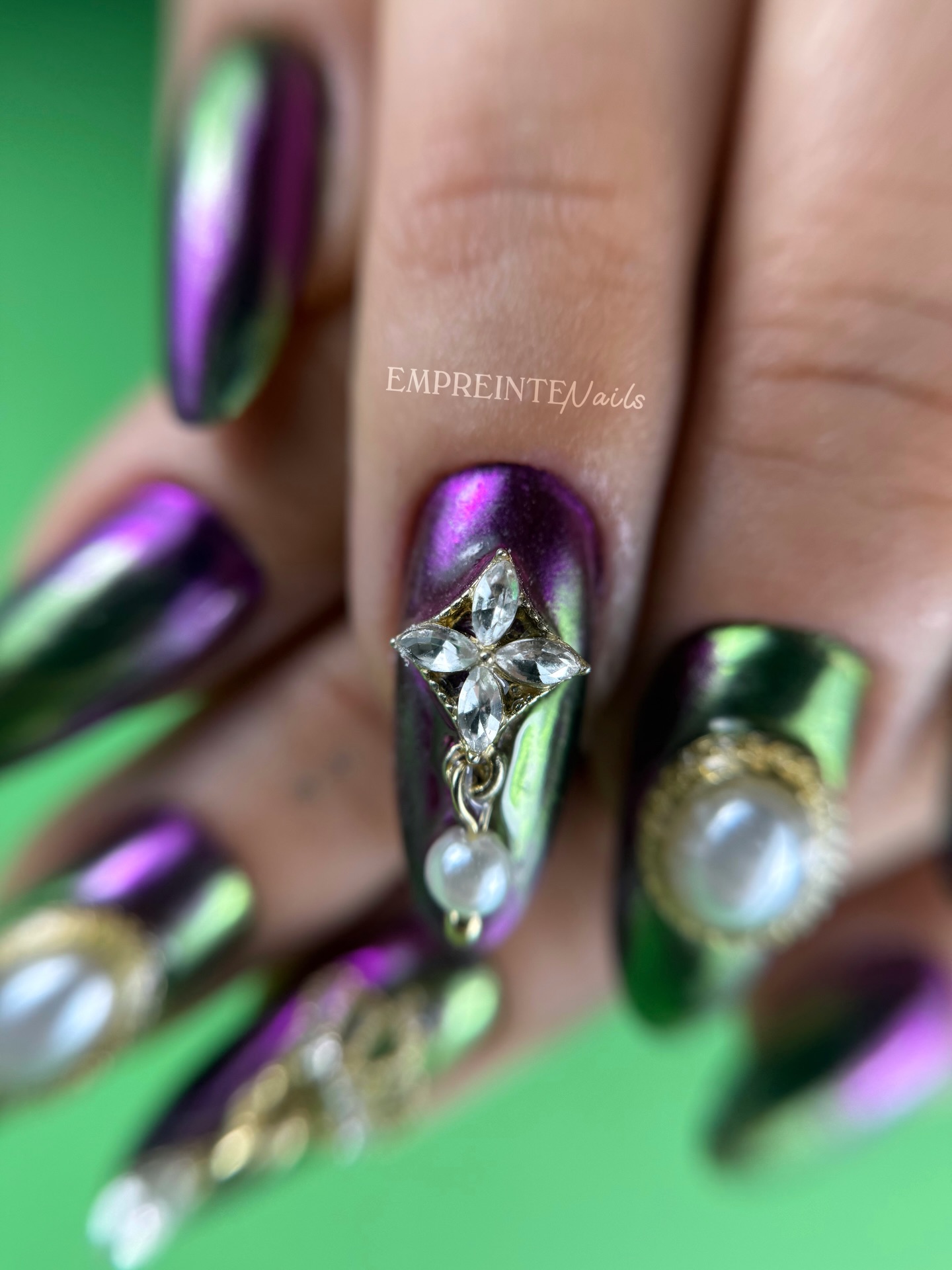 Quand les ongles décident de sortir en mode full diva, voilà ce que ça donne… 🌈✨
Reflets multichromes hypnotiques, vibes royales, bijoux XXL et une dose de glamour totalement assumée !
Ce combo vert–violet, une vraie sorcery nails comme on les aime 💚💜
Pour cette pose, j’ai utilisé mes chouchous de chez @shoplilicreuk :
⭐ La base d’adhérence Start, pour une tenue béton (mais glamour)
⭐ Le vernis semi-permanent EMO, qui donne déjà du caractère rien qu’en l’appliquant
⭐ Les chromes 500 & Cash, aka le duo magique qui transforme chaque mouvement en effet wahou
⭐ Et bien sûr la finition Thick Shine, parce que la brillance doit être illégale à ce niveau-là ✨
Résultat : une manucure qui ne passe absolument PAS inaperçue, qui brille, qui scintille, qui réfléchit… bref, qui vit sa meilleure vie !
Team bling bling assumée, cette pose est clairement canon 👑💎
Tu valides ?