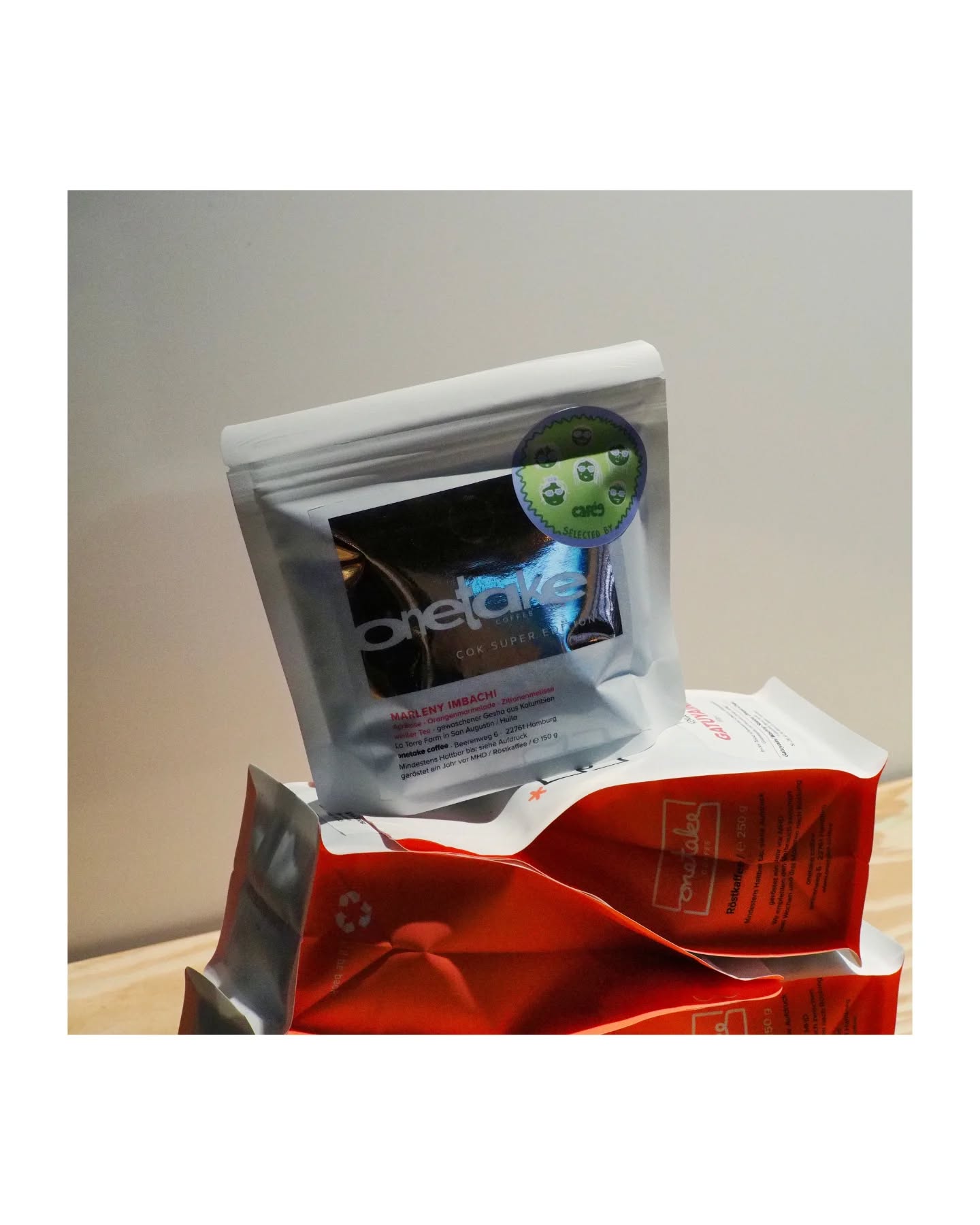 @onetake.coffee restock lets go! Tolga hat mal wieder fein geröstet und lässt gekonnt die Muskeln der Rohkaffees spielen!
Äthiopien . Arsosala . Washed
Endlich ist auch Guji Season bei onetake und wir lieben‘s so sehr! Dieses saubere Lot äthiopischer Heirloom Varietäten von der 1900m hoch gelegenen Arsosala Washing Station quietscht schon, so clean ist er! Geschmacklich erinnert dieser Kaffee uns an die besten gewaschenen Kaffees, die wir aus Ruanda kennen, mit noch einem extra boost an florals. Wir schmecken zuckrig-reife Brombeeren, saftige Zitrusfrüchte und softe Jasminblüten im Abgang. Schnapp sagt das Krokodil!
Kenia . Gatuyaini . Washed
Kenia? Check! Dieses Lot ist (wie fast immer in Kenia) eine AA Sortierung eines Fieldblends der üblichen Verdächtigen SL28, SL34, Ruiru und Batian. Das was dieser Kaffee an Intensität anderen Kenyas nachsteht, macht er mit seiner komplexen Säure und sirupartigen Süße wieder wett. In der Tasse landen bei uns saftig-reife Pfirsiche, spritzige Säure wie schwarze Johannisbeeren und eine tiefe karamellige Süße. Ein Kenya für den schmalen Taler, was wünscht man mehr?!
Kolumbien . Marleny Imbachi . Washed
In der Çok Süper Edition bringt uns Tolga einen absoluten Banger! Ein süper klar aufbereiteter, mega komplexer Gesha aus Huila und dann auch noch meisterhaft geröstet, unser Hut ist schon lange ab! In der Tasse landen edle Aromen von Bergamotte, juicy Blutorangen, weißem Tee und das Aromengemälde wird abgerundet durch ein sparkly Säure wie bei einem schönen Chardonnay. Ein ganz besonderer Kaffee, strengstens Limitiert!
Außerdem haben wir natürlich wieder eine ganze Reihe nicer Espressi am Start, die sich durch unsere Mühlen und eure Getränke rotieren!