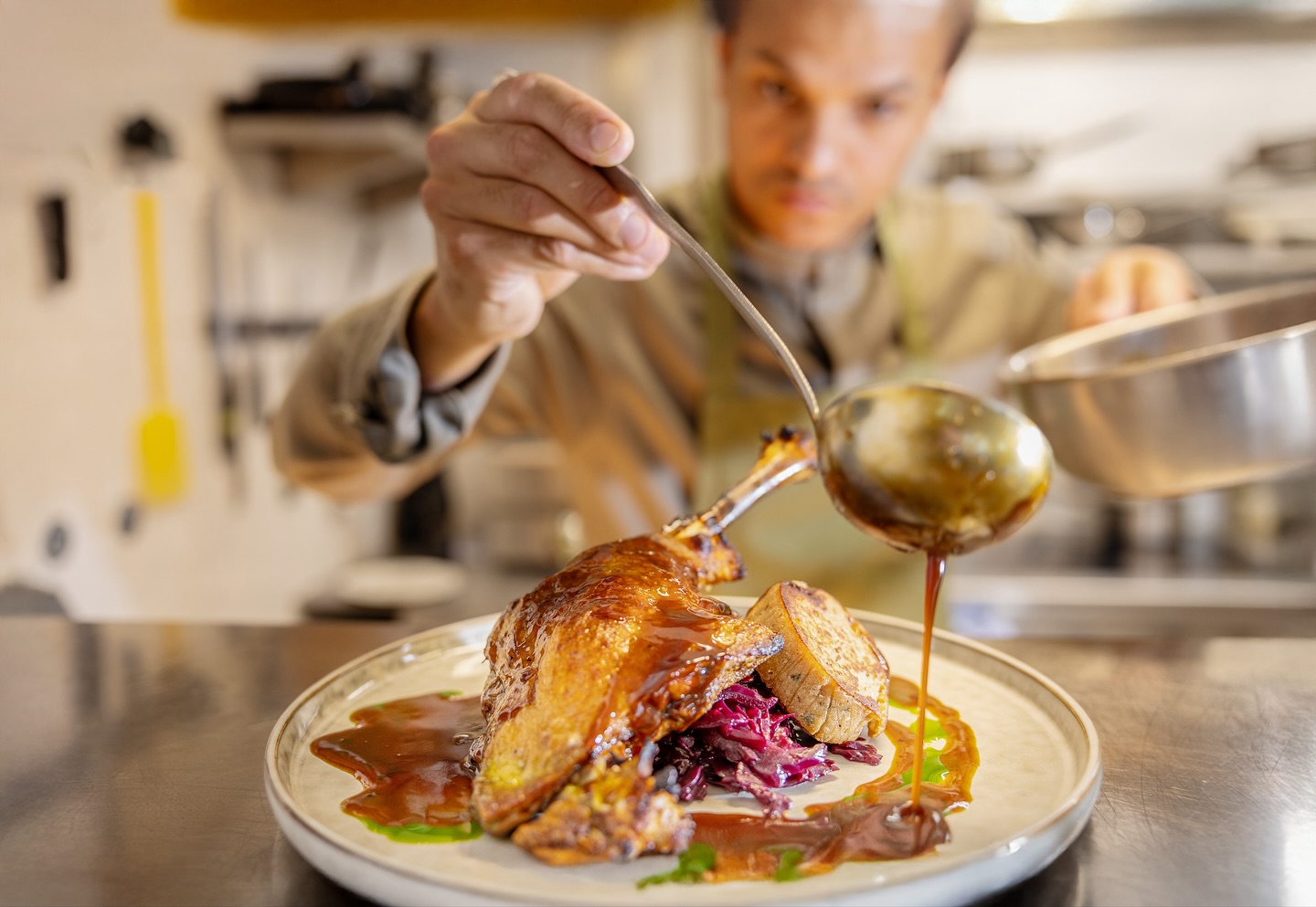 Das Gansl ist ausgeflogen!🦆🚫
Aber keine Sorge … auch ohne Gansl ist unsere Karte voll mit herbstlichen Schmankerln. 🍁✨
Freut euch u. a. auf:
Kürbiscremegnocchi
zarte Schweinsbackerl
Iberico-Grammelknödel
saftige Rindsroulade
feinen Getreide-Karpfen
Kommt vorbei und entdeckt, was der Herbst sonst noch Leckeres kann! 🍂😋
⸻
🎄 Die Weihnachtszeit rückt näher!
Perfekt, um das Jahr in gemütlicher Runde ausklingen zu lassen.
Ob Familie, Freunde oder Firmenfeier – wir gestalten eure Weihnachtsfeier ganz nach euren Wünschen und sorgen dafür, dass euer Event unvergesslich wird. ✨
Wir freuen uns auf eure Anfrage!
📞 03452 84412
📧 wirtshaus@holzhuettn.at
🌐 holzhuettn.at
#holzhütte #leibnitz #leibnitzaktuell #neuesausderregion #südsteiermark #suedsteiermark #visitsuedsteiermark #visitsüdsteiermark #gasthaus #restaurant #wirtshaus #seggauberg #südsteiermark #seggauberg #leibnitz #weingartenliebe #regionalgenießen #wirtshauszeit #genussplatz
#FeineKüche #SaisonGenuss #Herbstküche #RegionalGenießen #GourmetMoment #GenussPur