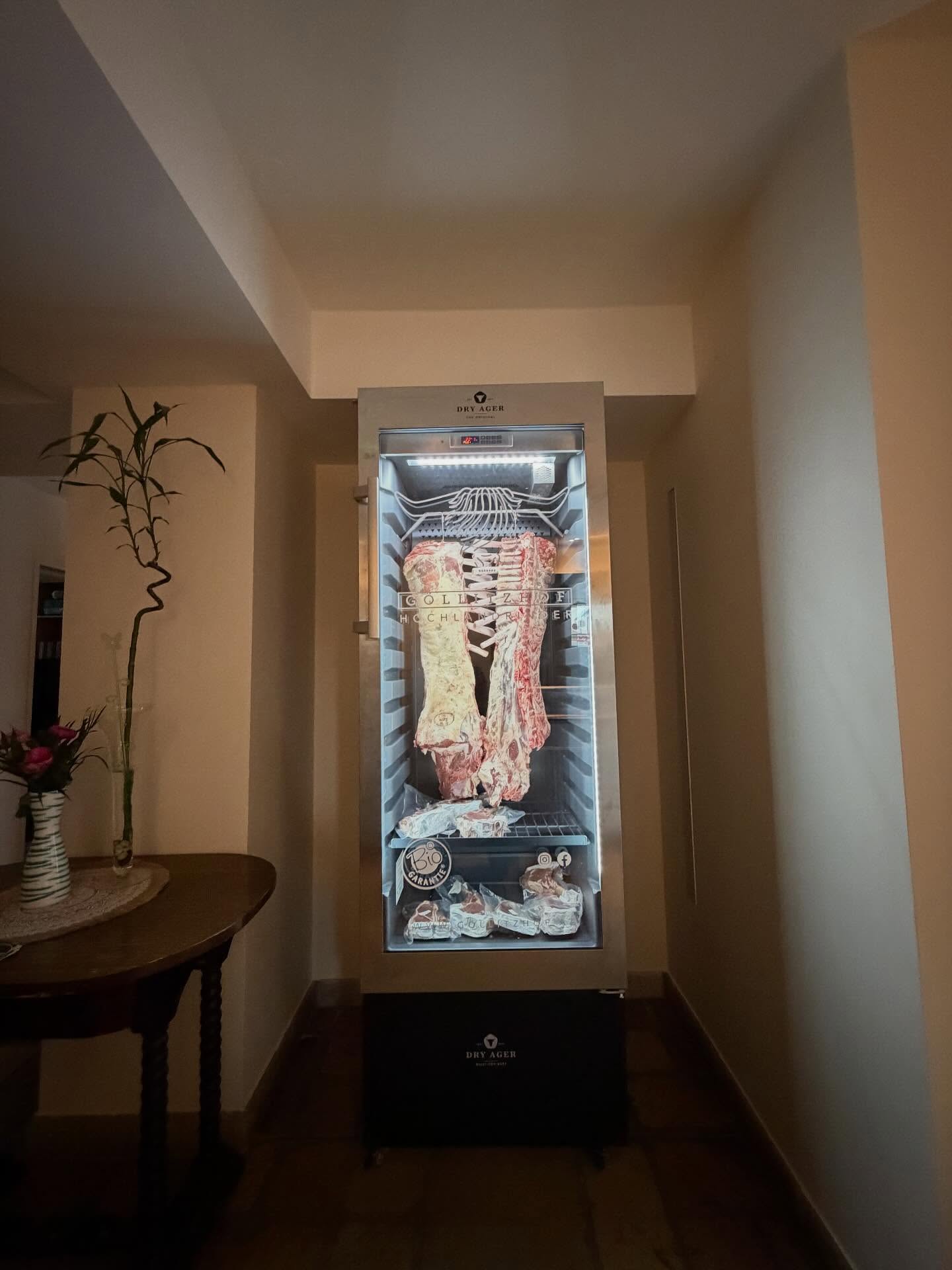 Heute ist wieder ein DRY AGER mit BIO Hochlandrind vom Göllitzhof🥩🥩im Gasthaus Luger, St.Marien in Betrieb gegangen 🤩🤩
