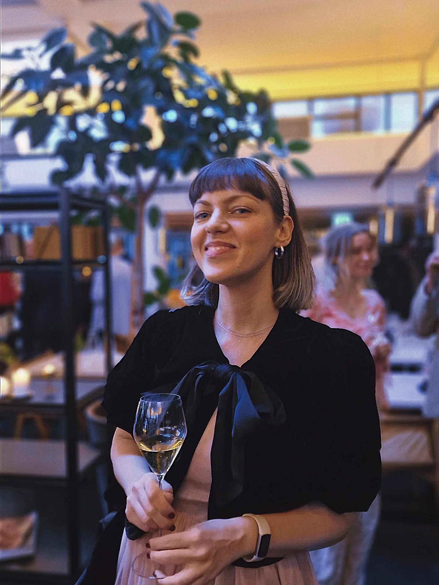 Una delle mie parole preferite è indubbiamente radice. Dal latino radix, ramo, ma ancor prima dal sanscrito vrad (da cui wruz/rod/root) che vuol dire crescere, elevarsi.
Non si sente già dal suono?
Quel vr– che pare attratto da qualcosa, che si irradia e proietta in avanti, musicalmente affine alle parole radio e raggio.
Ra-dì-ce: l'innesco primario, contenitore di planimetria concentrata, piccolo seme che è tutto, la pausa prima del movimento, assenza e presenza insieme, punto in espansione.
Per radicarsi si deve prima fare amicizia col buio e col silenzio, accettare la possibilità del vuoto; poi attendere. L'attesa è materialmente più dolorosa, anche più dell'assenza, poiché esige un patto di fiducia con l'ignoto.
Il seme resta lì presente, senza sapere se la terra che lo avvolge sta davvero facendo il suo lavoro di incubazione, se l'acqua, l'aria e la luce lo inviteranno nella loro danza alchemica di trasformazione. Non deve sperare soltanto: deve avere fiducia nel mistero che genera ogni cosa.
Il tempo del radicamento è un tempo circolare, non conosce inizio né fine, poiché è un processo continuo che evade qualsiasi linearità. Ogni atto di radicamento è un atto di creazione – e viceversa. E nel gioco del creare, si è sempre co-creati. Che sia generare un fiore, un'opera d'arte o un essere umano - radicarsi è una forma di relazione, un valzer in tre tempi tra fiducia, cura e liberazione.
Se si comprende questo, si realizza come il fondamento dello yoga sia l'unione – o per dirla come Deleuze, il desiderio non è mancanza, ma creatività, è sempre desiderio di un insieme, la costruzione di un insieme.
Per questo radicamento e creazione non possono che esistere in una dimensione che su questo pianeta chiamiamo 'amore' o citando Tarkovskij quel "qualcosa che possiamo sentire, ma non spiegare".
Ciao Copenhagen, è stato bello tornare al tuo freddo di coperta accogliente, che rende le ore lente e le chiacchiere veloci.
Sono molto grata a @silleluna & @milohimself per la nostra amicizia, per avere celebrato il loro amore insieme e per accogliermi come famiglia oltre i confini geografici e il tempo.
Radicarsi è anche, o forse soprattutto, questo ♡