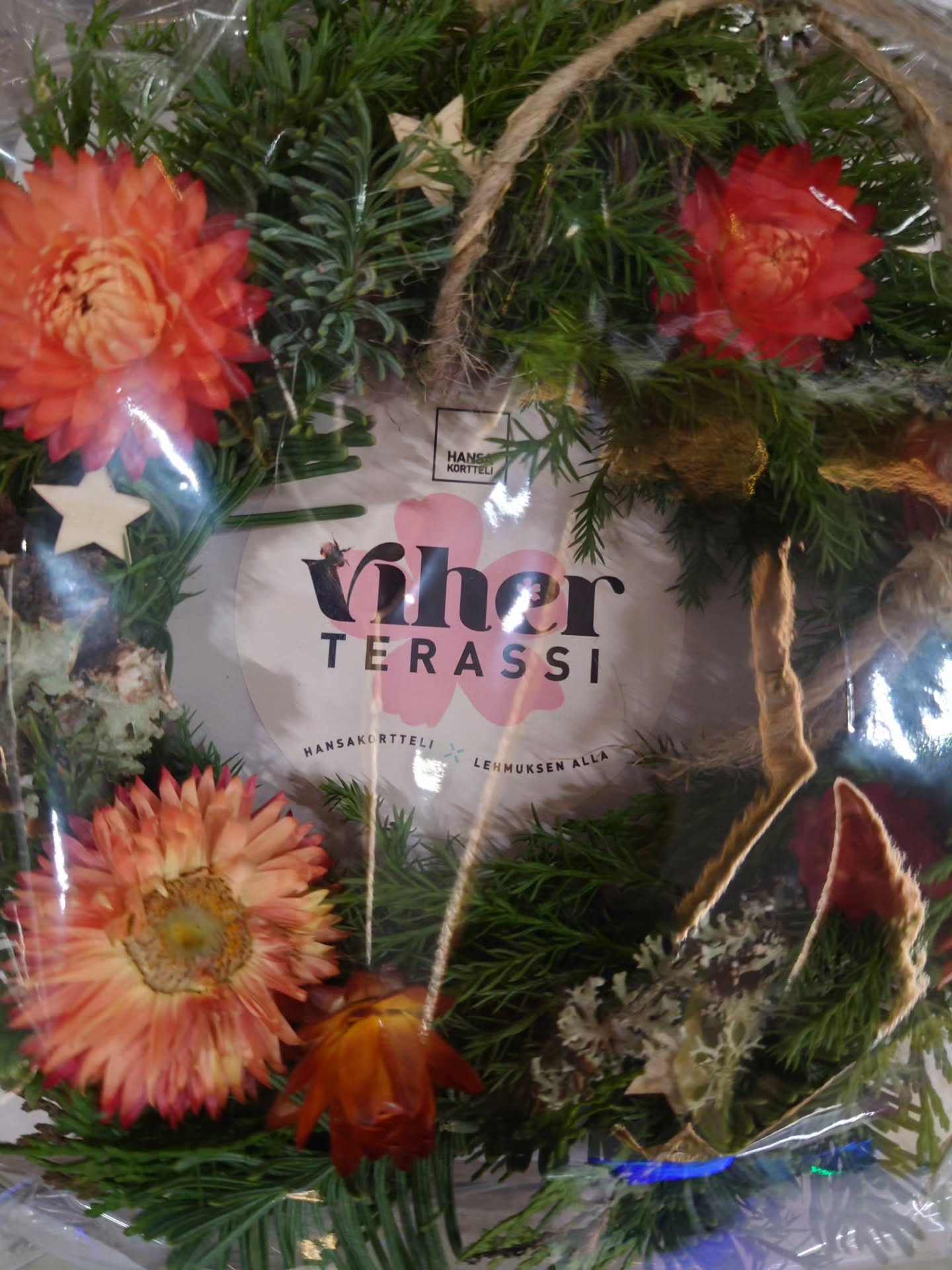 Kuuvan kukkatyöhuoneella tontut ovat käärineet hihat ja aloittaneet joululahjojen valmistamisrumban🧑🎄🌸
Hansan lähikukkakioskille täydentyi iltasella seuraavanlaista pientä ja nättiä ostettavaa;
🌲 Havukranssit , sopivat parhaiten ulkokäyttöön mutta kestävät myös sisällä
🌲 Sisustuskranssit joissa mm. kuivakukkia
🌲 Laventeli -jalkakylpypommit, laventeli kasvanut Lehmuksen Alla💜
🌲 Kuivakukka-joulupallokoriste
🌲 Pikkukransseja kuivakukilla
🌲 Pienet jouluiset kuivakukkakimput🌸
Jos haluaisit tilata jonkun uniikin kranssin tai vaikka jouluisen kuivakukka-asetelman sekin onnistuu! Laita vain viestiä muutama päivä etukäteen🤗
Nyt tämä tonttu🧑🎄menee suunnittelemaan ensi kesän leikkokukkavalikoimaa😀🌸!
#hansakorttelixlehmuksenalla
#kaikkienaikojenjoulu
#hansanviherterassi
#lehmuksenalla
#hansakortteli
@hansakortteli
