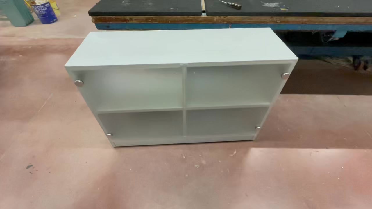 E buon Natale 🎄🎁
Finito di scartare i regali? Pancia troppo piena per pensare di alzarsi dal divano? Beh eccoci qui, qualcuno deve pur tenerti compagnia, e lo facciamo con queste due ante in vetro satinato, montate su mobile del cliente, chiusura ammortizzata, e il mobile adesso ha davvero un nuovo look.
Dopo Natale ricordati di noi, passa a trovarci