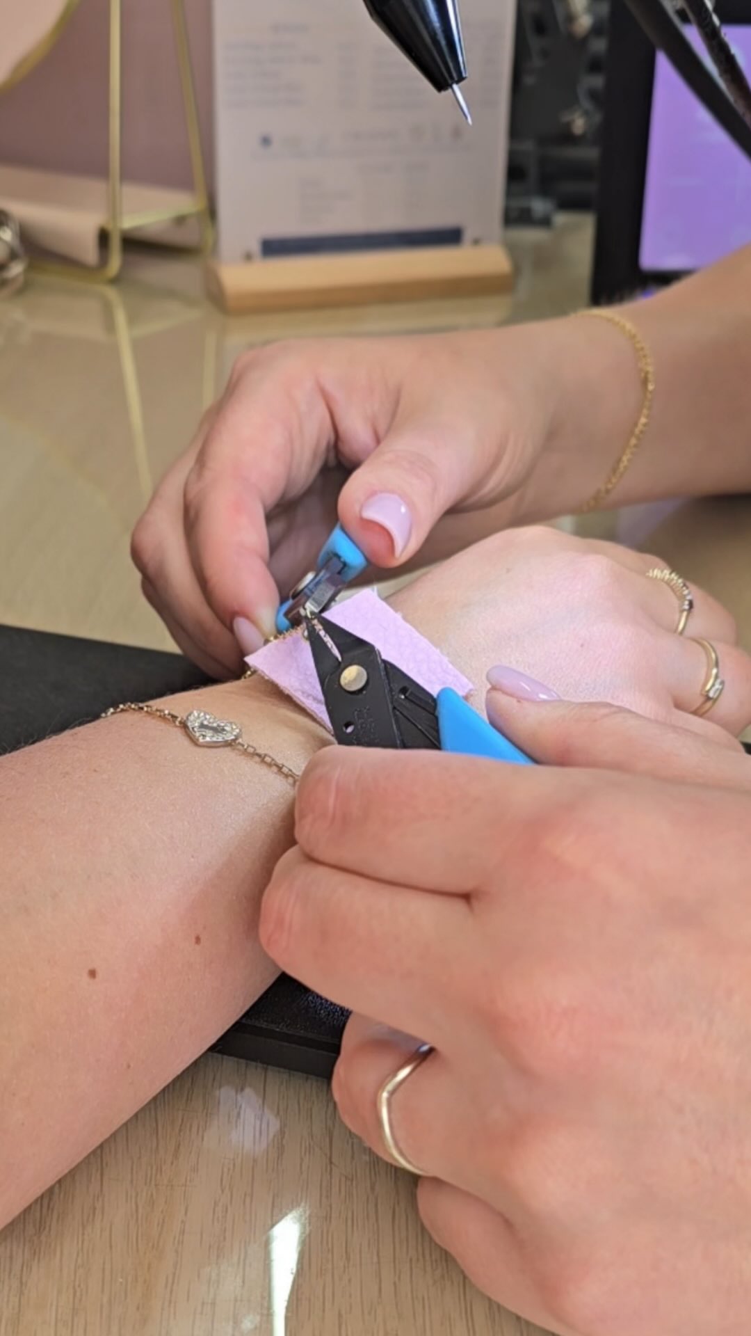 Outgrown: fake tan, lash extensions & fast fashion👋🏻🗑️
Growing into: forever links & self love!!!
For the ladies who love something that truly lasts✨♾️
⭐️ 14k gold-filled & sterling silver
💍 Waterproof. Life-proof. Forever linked.
📍 Staffordshire based | @jemmaelizabethbeauty
✨ Book via the link in bio
See you soooon👋🏻🩷