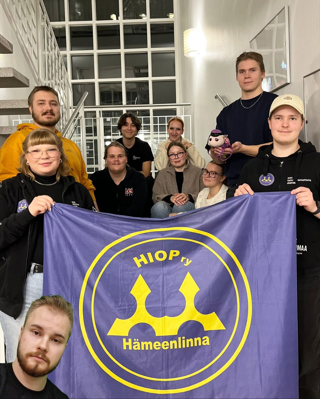 HIOP ry piti sääntömääräisen syyskokouksen 17.11. yhdistyksen toimistolla. 🍂📑
Kokouksessa hyväksyttiin talousarvio ja toimintasuunnitelma vuodelle 2026. Lisäksi valittiin hallituksen puheenjohtaja, varapuheenjohtaja, rahastonhoitaja sekä hallituksen jäsenet vuodelle 2026. ✨
⭐️ Hallitus 2026 ⭐️
Puheenjohtaja: Aino Sutinen
Varapuheenjohtaja: Jesper Turunen
Rahastonhoitaja: Anna Kouvonen
Hallituksen jäsenet:
- Janne Markus Jänkälä
- Joona Tuominen
- Johan Dias Mikola
- Laura Juntunen
- Jonna-Riikka Johansson
- Roni Evinsalo
- Otto Niinivirta
Onnittelut uudelle hallitukselle ja iso kiitos kaikille hakijoille! 💜🐢
——————————————————————
HIOP ry had its general autumn meeting on 17th of November at HIOP ry office. 🍂📑
Action plan and budget for the year 2026 was approved at the meeting. Chairperson, vice-chairperson, treasurer and board members for the year 2026 were selected at the meeting ✨
⭐️ Board of 2026 ⭐️
Chairwoman: Aino Sutinen
Vice-chairman: Jesper Turunen
Treasurer: Anna Kouvonen
Board members:
- Janne Markus Jänkälä
- Joona Tuominen
- Johan Dias Mikola
- Laura Juntunen
- Jonna-Riikka Johansson
- Roni Evinsalo
- Otto Niinivirta
Congratulations to the new board and big thanks to everyone who applied! 💜🐢
