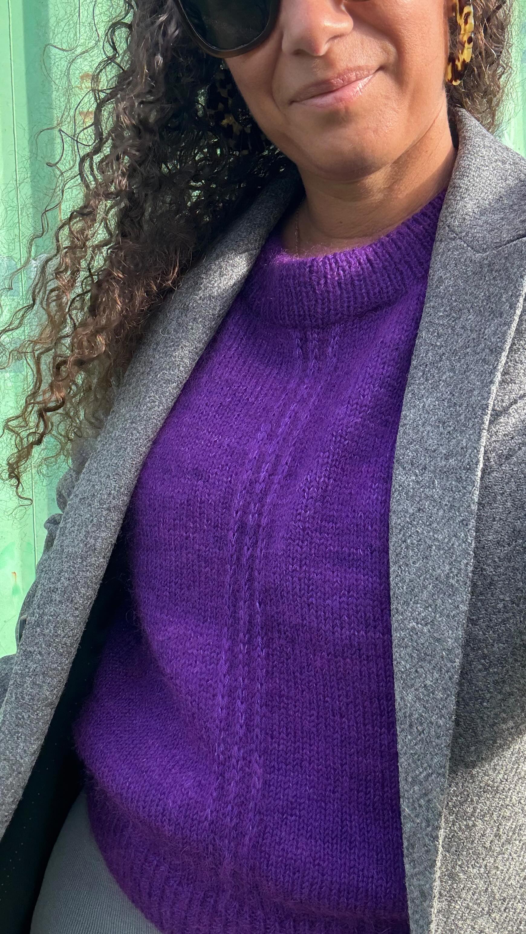 Une fois n’est pas coutume, c’est le nom de la couleur qui m’a inspiré ce modèle. Ce beau violet c’est la couleur A. D. I. D. A. S. de @yarnbysimone Ça m’a inspiré un pull avec trois bandes devant et dans le dos, une coupe assez large avec un jeu de diminutions avant le bord côtes. Et son nom c’est STAN.
Vous avez la réf ? 😁
Il sera disponible dès la semaine prochaine pour le salon @salonsdiy
.
.
#atelieremilie #ateliermiliedesigns
#knitting #knitweardesigner #mohairaddict
#tricotété #summerknitting knit knitting knitter
#tricot #strikk tricot #jeportecequejetricote
#stanbyae #stanbyae
