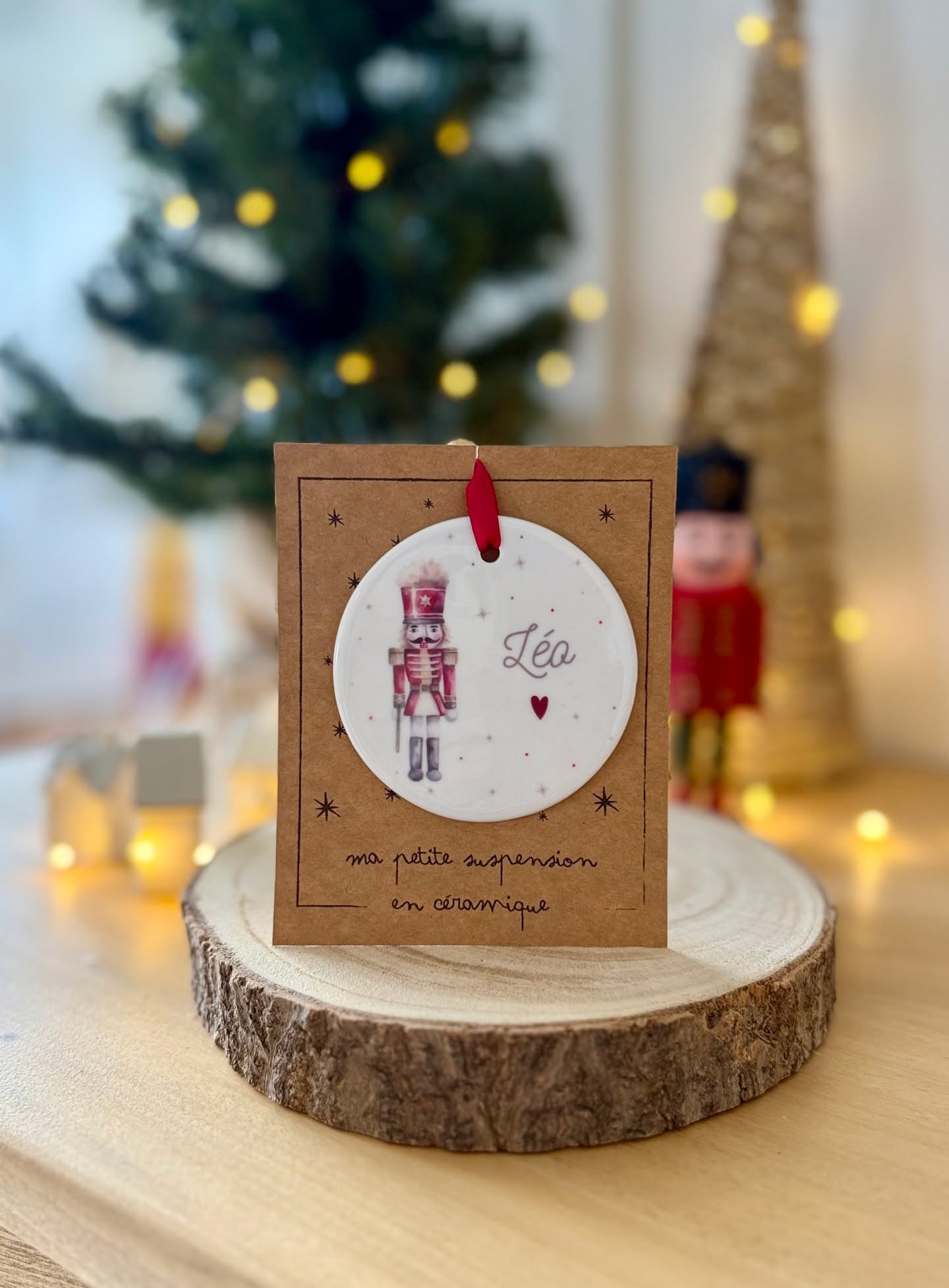 Aviez vous idée du nombre d’étapes qu’il faut avant que ce petit médaillon arrive chez vous, entre la création du visuel, la préparation du support, la sublimation, la cuisson, puis tout ce qui suit comme le packaging fait maison, l’emballage soigneux et même la préparation de l’envoi… et il reste encore des étapes.
Un vrai ballet en coulisses, rien que pour vous, dans notre petit atelier.
Dites moi en commentaire si vous aimez voir les coulisses de notre petit atelier.
#luzetnina #toulouse #creatricetoulousaine #coulissesatelier #faitmain #personnalisation #petiteentreprise