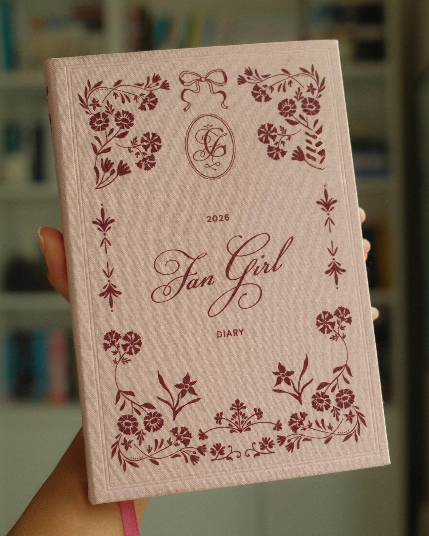 So excited for @thefangirlnation & @ambardriscoll first merch drop of this gorgeous 2026 journal!📖✨🎀
Celebrate all aspects of being a fangirl and embrace everything you love, from your favourite books, to top films of that week, making journaling in 2026 a creative fangirl experience⭐️