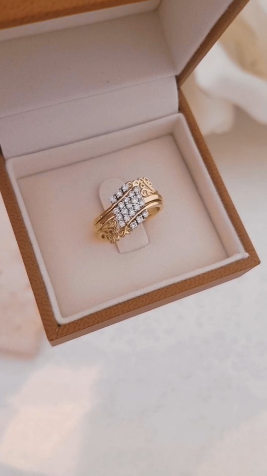 Intricate 𝒔𝒄𝒓𝒐𝒍𝒍 𝒅𝒆𝒕𝒂𝒊𝒍 amongst small diamonds to create a very unique and beautiful wedding ring
info@dewetjewellers.com