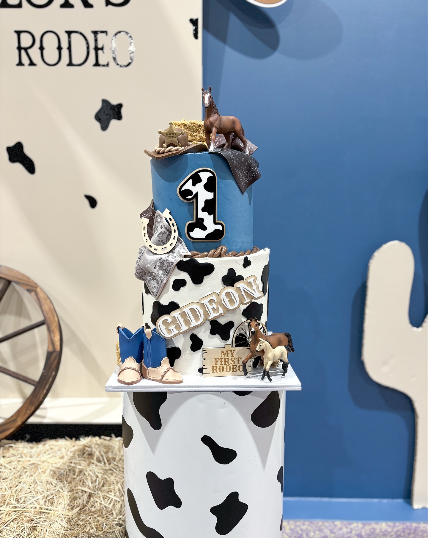 One little cowboy, one BIG celebration! This beauty weighing in at 18.4kg 😮 Definitely testing my strength…
Acrylic cake toppers @chaos_eventsau
Cake inspo from @frosteddreamcupcakes_ 🤍
#firstrodeocake #myfirstrodeo #cowboycake #goldcoastcakes #myfirstrodeocake #firstbirthdaycake #chipmunkparty