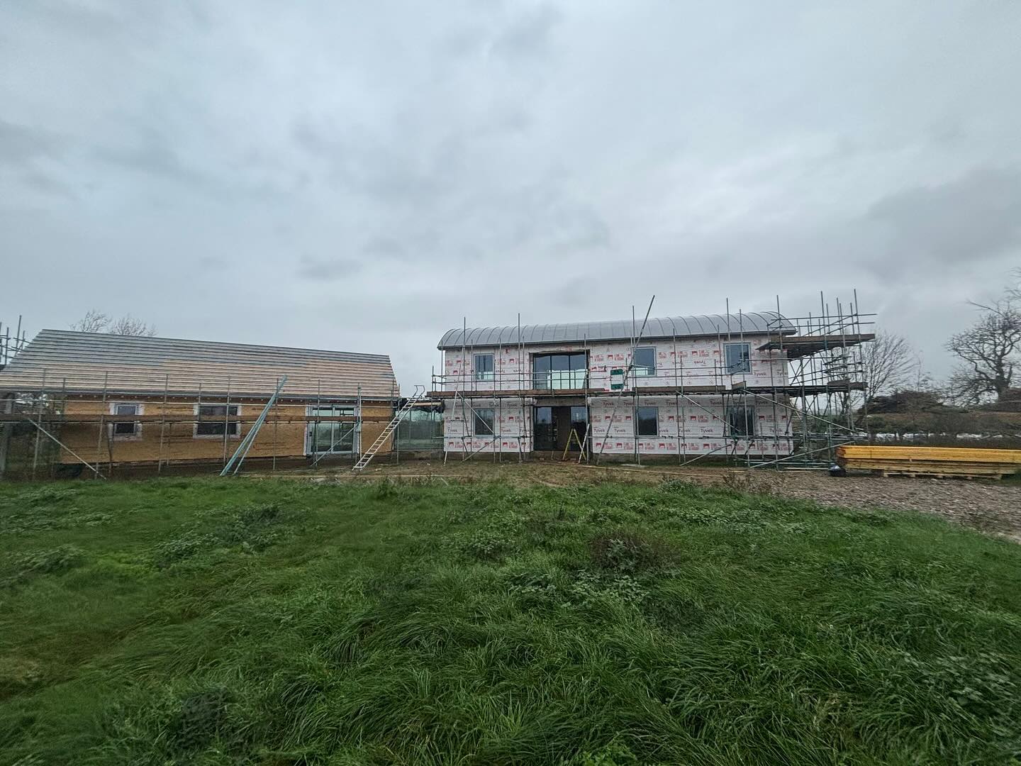 Fantastic progress pictures from a current project using our Lumis windows and Combi doors. After months (sometimes years) of work and design, it’s always amazing to see things take shape for real. Congratulations to everyone involved