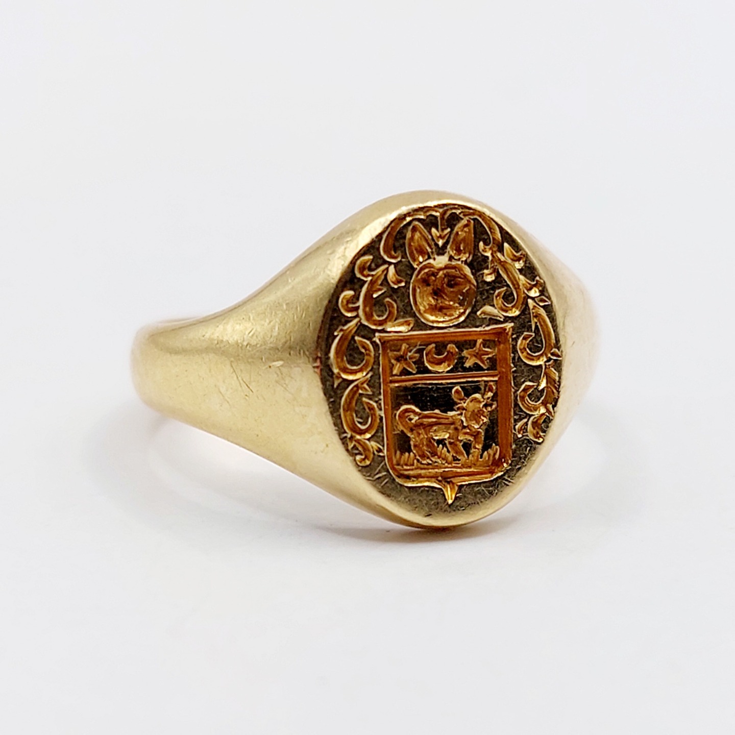 ///Sold/// French vintage signet ring 18k gold coat of arms decorated with a bull and stars, seal
PRICE : 1400€
Magnificent and rare French signet ring with a seal.
Size: 45.5 FR / 3.5 US
Weight: 4.97 g
Head width: 11.3 mm
Micro scratches from use
Eagle's head hallmark and partial goldsmith's hallmark (French hallmarks)
#signet #signetring #antiquesignetring #frenchring #frenchjewelry #ring #goldring #antiquering #vintagering