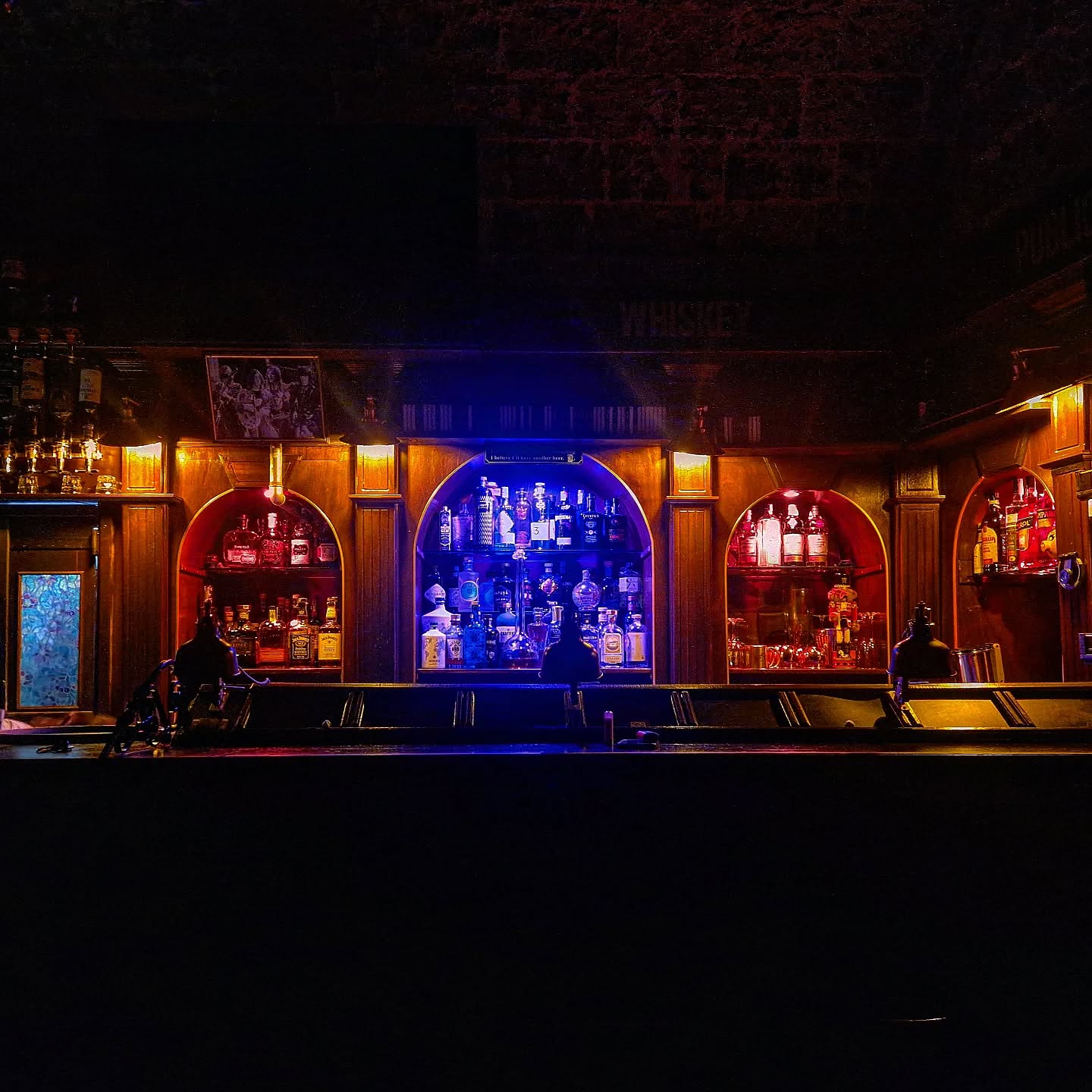 ...every night, when the lights go down and the doors close, this bar counter gives me a feeling that never fails to move me.
#thephonogramclub #ugento #lecce #salentofood #salento #pub
#restaurant #pub #foodlover #foodie #gastropub #diningout #goodvibes #barlife #cocktailtime #foodstagram #instafood #drinkstagram #chefslife #foodphotography #nightout #craftbeer #mixology #foodanddrink #eatanddrink