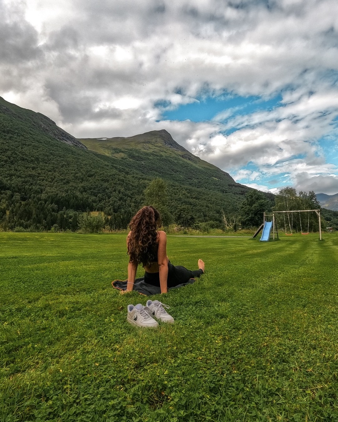 “The only way out is through” (Robert Frost).
L’unica via d’uscita è attraverso.
Affrontare le difficoltà, starci dentro, viverle, è l’unico modo per superarle davvero. Probabilmente è una delle cose più difficili da interiorizzare, capire che non sempre abbiamo controllo su alcune situazioni e che dobbiamo semplicemente attraversarle con tutto il vento di emozioni che portano.
Parlare di solitudine non è facile e ammettere di sentirci soli ci rende vulnerabili. Ma è una cosa che paradossalmente ci accomuna tutti.
Ho scritto un nuovo articolo 🪷🌸