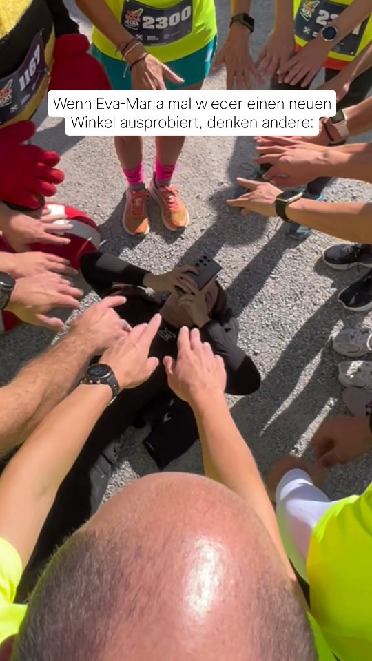 Egal was andere denken, die Idee und der Einsatz haben sich gelohnt! Am Ende kam ein richtig cooles Intro für ein Reel raus. 😄🙌🏻
Die Idee entstand ganz spontan vor Ort und alle haben sofort mitgemacht. Dreckiger Boden? I don't care. Viele Leute, die zuschauen und sich fragen was das soll? Völlig egal in dem Moment.
Warum?
Nicht nur wegen den unzähligen Views, die das fertige Reel eingeheimst hat, sondern auch, weils richtig Spaß macht spontan kreativ zu sein und ich genau diese Momente an meinem Job so liebe! 🥰😉
#ausgefuchst #agenturausgefuchst #redbull400 #socialmediacreative #reelproduction #eventbegleitung