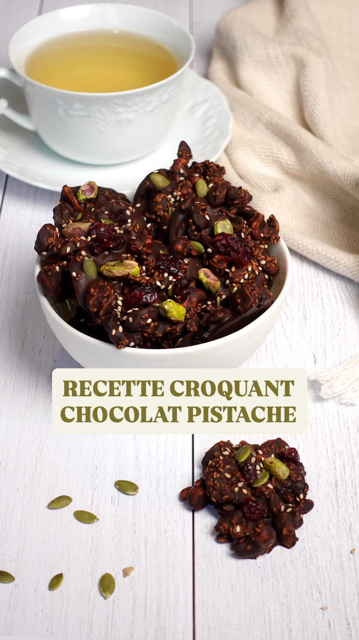 La recette IG bas de mes croquants caramel pistache et cajou ci-dessous 👇
Si, comme moi, vous adorez le goût sucré mais savez qu’il faut faire attention au sucre pour votre santé, voici une recette ultra facile, gourmande et faible en glucides tirée de mon livre.
J’adore une petite note sucrée après mon repas.
Ces bouchées sont très jolies et parfaites également pour les fêtes, afin d’accompagner vos desserts et cafés.
Ingrédients :
🍫 100 g de chocolat noir (min. 70 %)
🍫 35 g de graines de courge
🍫 35 g de pistaches
🍫 35 g de noix de cajou
🍫 1 càc de sirop de yacon
🍫 30 g de sésame blond
🍫 1 pincée de gros sel
On trouve du Yacon chez @yacon_co
Optionnel : ajouter quelques canneberges séchées. Si vous êtes sportif, cet apport supplémentaire en glucides proche de votre séance est tout à fait correct. Les carbs, ça se mérite !
Mode d’emploi :
🎁 Mettez les oléagineux dans un plat allant au four. Ajoutez le yacon et mélangez avant de cuire 10 minutes à 150 °C.
🎁 Faites fondre le chocolat à feu très doux, puis ajoutez les oléagineux.
🎁 Déposez, à l’aide d’une cuillère, des petits tas sur du papier sulfurisé posé sur une plaque.
🎁 Décorez avec quelques oléagineux, les canneberges et des graines de sésame. Ajoutez une pointe de gros sel. Placez au frigo.
🎄 Le chocolat, le yacon et les oléagineux apportent du plaisir, des fibres prébiotiques pour prendre soin de vos intestins, des polyphénols qui nous protègent du stress oxydatif, ainsi que des minéraux et des vitamines…
🎄 Si vous consommez souvent des oléagineux, je vous conseille de les tremper une nuit dans de l’eau, puis de les rincer et de les sécher avant de les cuire. Cela les rend plus digestes et booste leur potentiel nutritif. Adaptez si besoin le temps de cuisson.
🎄 Retrouvez d’autres recettes saines, gourmandes et faibles en glucides dans mon livre : La révolution du cétogène flexible. Maîtrisez votre santé à 360 degrés pour perdre du poids (lien en bio).