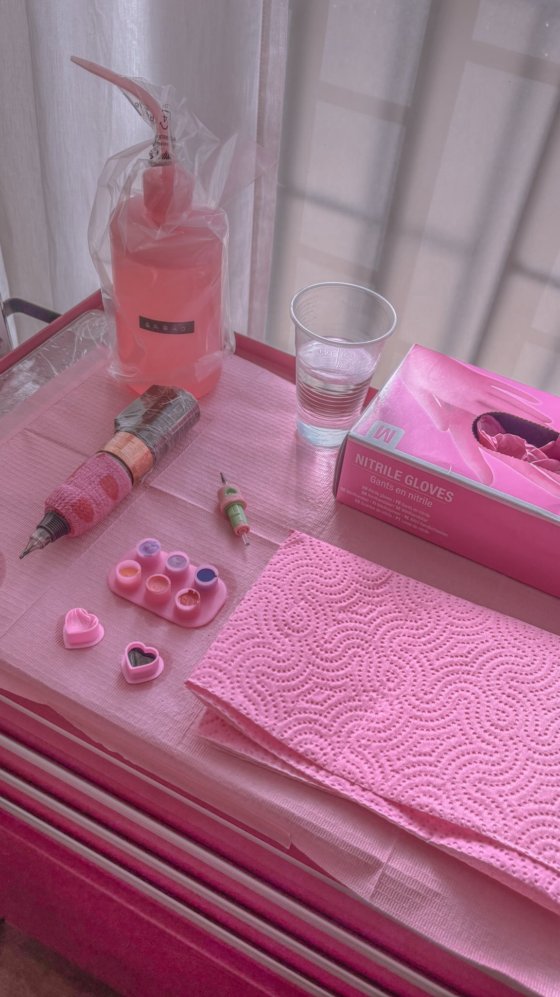 Últimas vagas para terminar o ano com uma nova (ou quem sabe primeira?) tatuagem! Vamos bater essa meta de 2025? 🗒️☑️