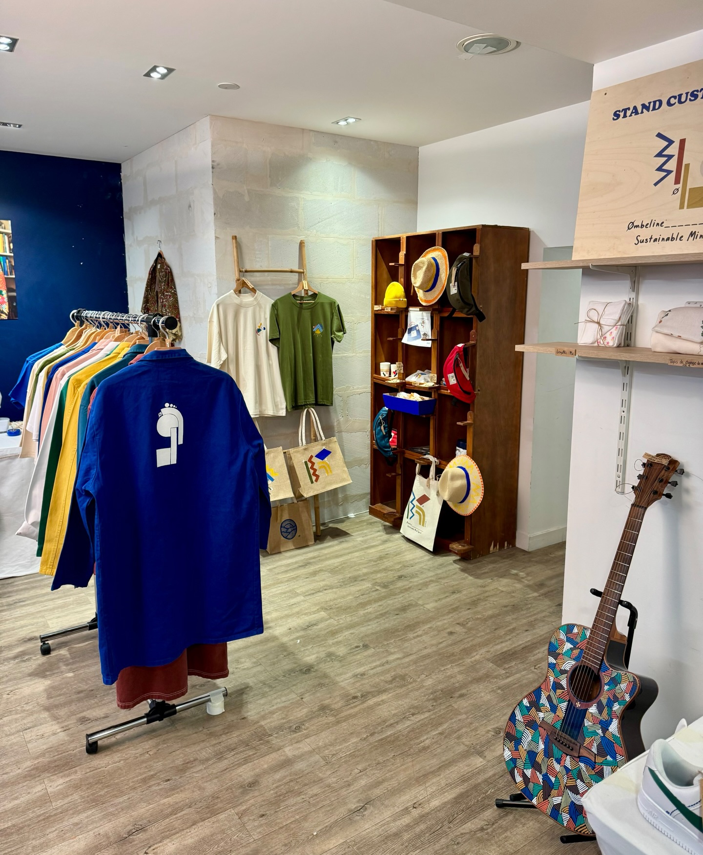 🎁 IDÉES CADEAUX 🎁
•nike customisée piece unique taille 40 190€
•veste jaune customisée peinte à la main 149€
•casquette brodée en coton bio 39€
•bob upcyclé 32€
•banane en polyester recyclé 25€
•panier de plage customisé 35€
🎄POP UP DE NOËL 🎄
Ombeline & Muxu s’associent le temps d’un pop up de Noël !
L’occasion de venir faire customiser une paire de basket, un jean, ou même un skate 🎨 !
Et de trouver un cadeau de Noël original et éthique ‘🎁
Du Lundi 1er au Mercredi 24 décembre !
De 11h-20h !
📍43 rue Lepic 75018
🚨horaires différentes le 24 décembre.
#noel #gift #giftideas #creatrice #montmartre #fashion #fashionweek #paris #ethique #modeéthique #bleudetravail #colors #handmade #custom #slowfashion #design #art #wip #workwear #madeinfrance #creatricefrancaise #ombeline___________