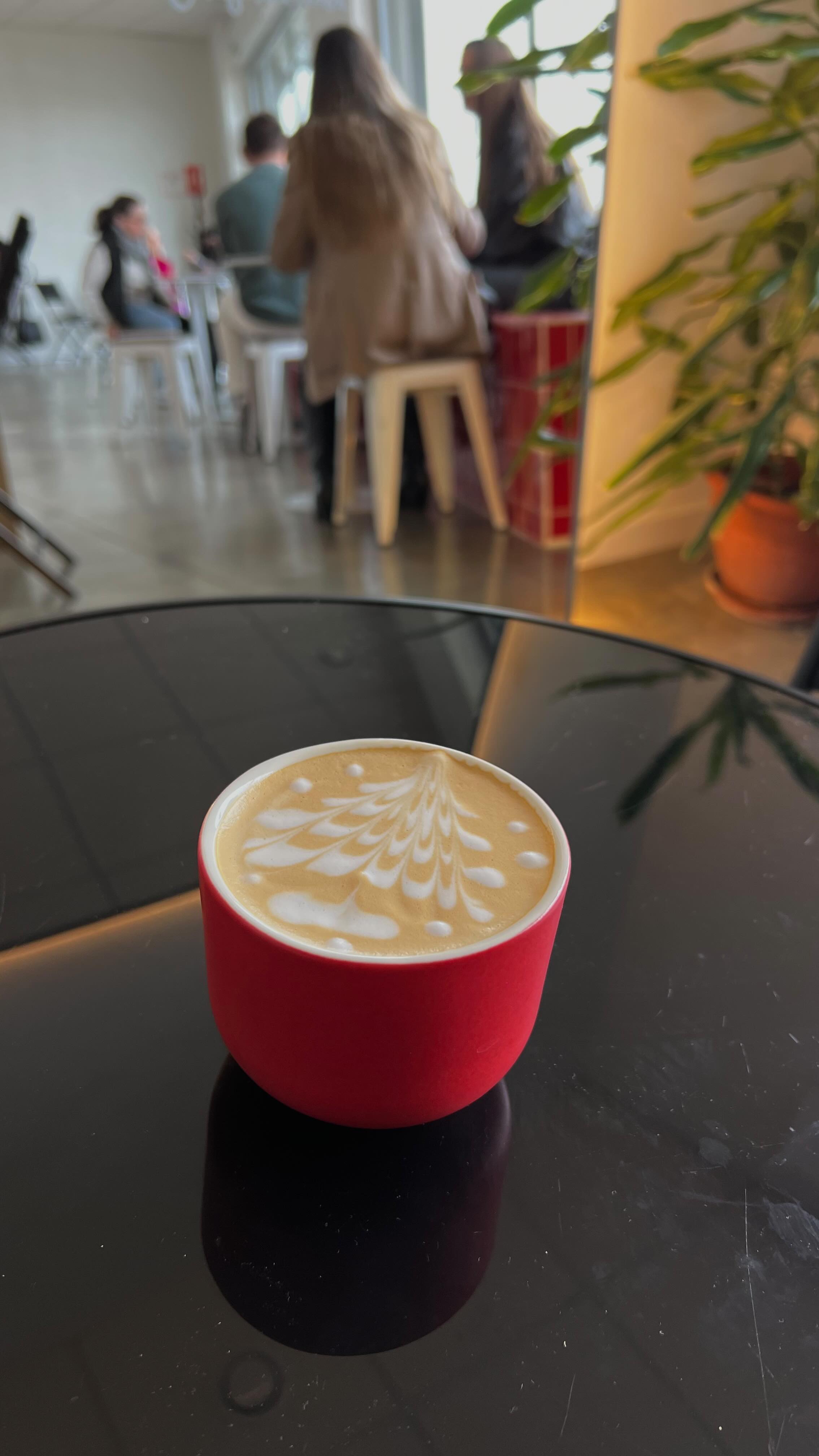 Además, 800kcal de anacardos son 130g, que es una bolsa entera prácticamente (y que realmente estaría aportando unas 600kcal metabolizables).
Estos vídeos pueden ayudarnos a elegir qué alimentos nos vienen mejor en función de nuestro objetivo, pero a veces no son realistas. Así que cuidado 🙌🏽
¿Me sigues y nos vemos en más vídeos? Haaaasta luego✌🏽