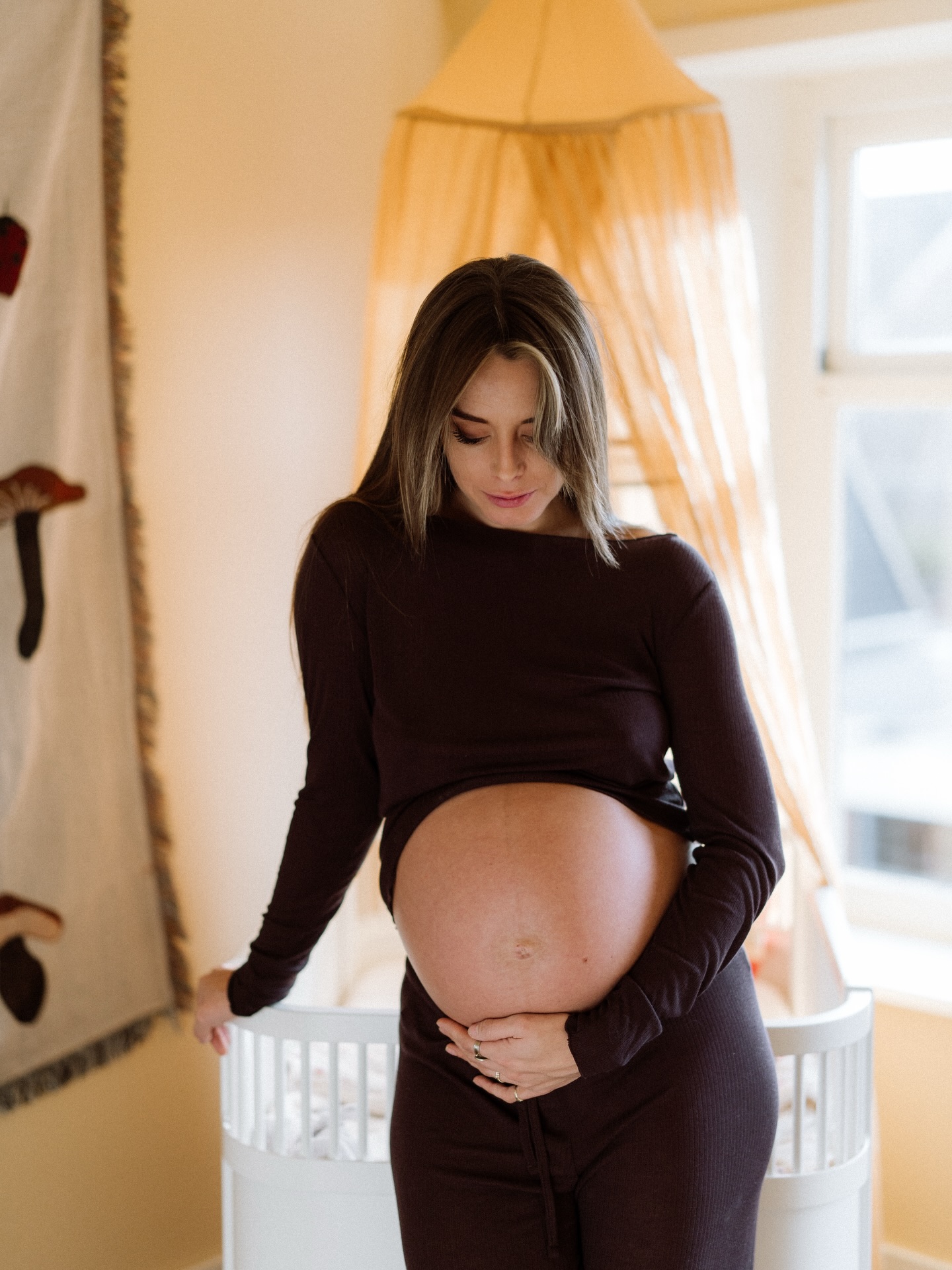 Wat was het leuk om mooie, zwangere @melissaeleonora te fotograferen lekker in haar eigen huis!
Comfy en knus in hun pas verbouwde huis, met een babykamer die er al helemaal klaar voor is. Dit ziet er toch heerlijk uit zo?💛