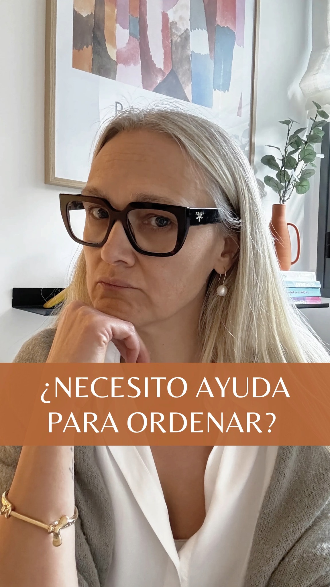 ¿Cómo saber si es momento de pedir ayuda para acabar con el desorden y la acumulación de objetos?💡
Un buen acompañamiento puede conseguir en tan solo unos meses, que acabes para siempre con el desorden de toda una vida🎯✨ .
7 señales de que necesitas su ayuda:
1- ⌛Te falta tiempo.
Haces y haces por contener el desorden, pero te falta tiempo para poder hacer más. Llevas años haciéndolo, así que muchas horas ya dedicadas a mover cosas de acá para allá sin resultados. No se trata de más tiempo, sino de enfocar tus esfuerzos🤔 .
2-📆Planificas como hacerlo, pero no pasas a la acción.
Has leído el método, visto muchos trucos de orden, y comprado cajas, bolsas y accesorios. Tienes todo, pero llevas años aplazando el gran proyecto de ordenar🤯.
3- 😢Los resultados no son los esperados.
Ordenas el armario y se vuelve a desordenar.
Ordenas tu mesa de trabajo y se vuelve a desordenar.
El orden entró en tu armario, pero no en ti. Vuelves a esparcir a tu alrededor una y otra vez tu caos interior.
4- 🤔Requieres de otras opiniones
No sabes si quedarte ese vestido y preguntas a una amiga.
Dudas en el modo de doblar, o si colocar tazas por tamaños o usos y buscas un gurú de orden que te ilumine. ¿Por qué no tienes las respuestas en ti?
5-👨👨👧👦 No sabes cómo involucrar al resto que viven en casa.
¿Cómo les vas a exigir que sean ordenados cuando tú no eres ejemplo?
Te sientes responsable y obligada a resolverlo tú, pero te molesta que no te ayuden.
6-⌛💶Necesitas ahorrar tiempo y dinero.
Ahorrar tiempo en buscar y no encontrar.
Ahorrar dinero dejando de comprar para no usar y de volver a comprar por no encontrar.
7-😱 Estás estancada.
Tu vida está estancada al igual que los objetos acumulados dormidos en la oscuridad de cajones, armarios y bolsas, …. Nada avanza.
Si identificas estas señales, necesitas pedir ayuda para resolverlo. Comenta con la palabra "CASA"🏡 y te cuento cómo trabajo.
#tresinteriores #LibérateDelDesorden #DesapegoConsciente #SoltarParaCrecer #AdiósAcumulación #VivirSinDesorden #PsicologíaDelOrden #CreenciasQueAtrasan #CambioDeMirada