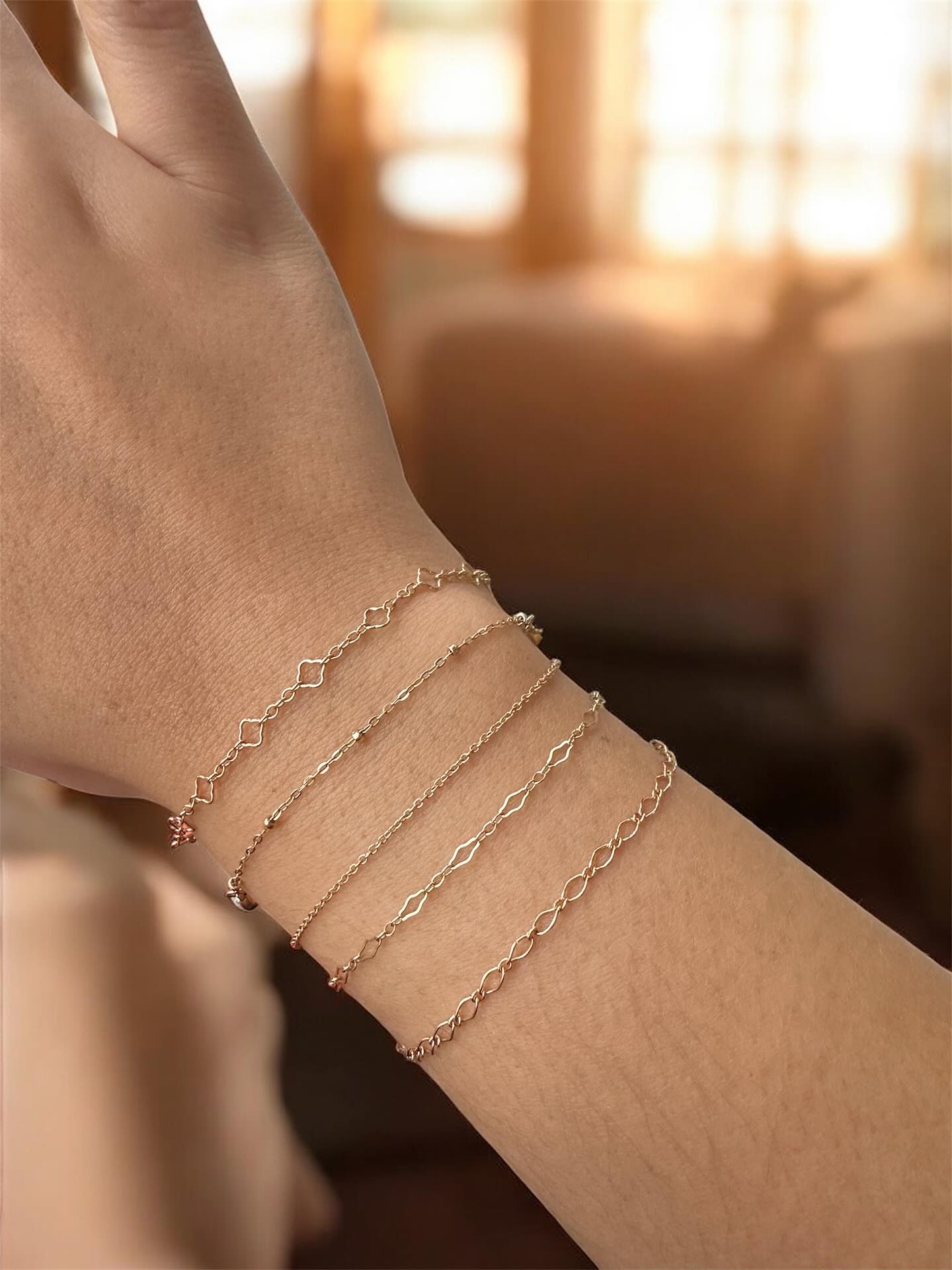 Cinq chaînes en or rempli, chacune avec leur propre style. Il y en aura encore plus à découvrir lors du marché de Noël de Baie-St-Paul les 5-6-7 décembre.
L’or rempli, c’est l’alliance de la beauté et de la durabilité à un coût accessible : une épaisse couche d’or 14K mécaniquement pressée sur un cœur de laiton.
Contrairement au plaqué or, il contient jusqu’à 100 fois plus d’or, ce qui lui confère une brillance chaleureuse, une belle résistance à l’usure et une douceur pour les peaux sensibles.
✨ Et vous, laquelle vous attire?
#OrRempli #GoldFilledJewelry #BijouxDurables #bijouxpermanents #permanentjewelry #ApriLya #Charlevoix #BijouxFéminins #MinimalismeChic #BijouxDurables #SlowLuxury #ÉclatDoré