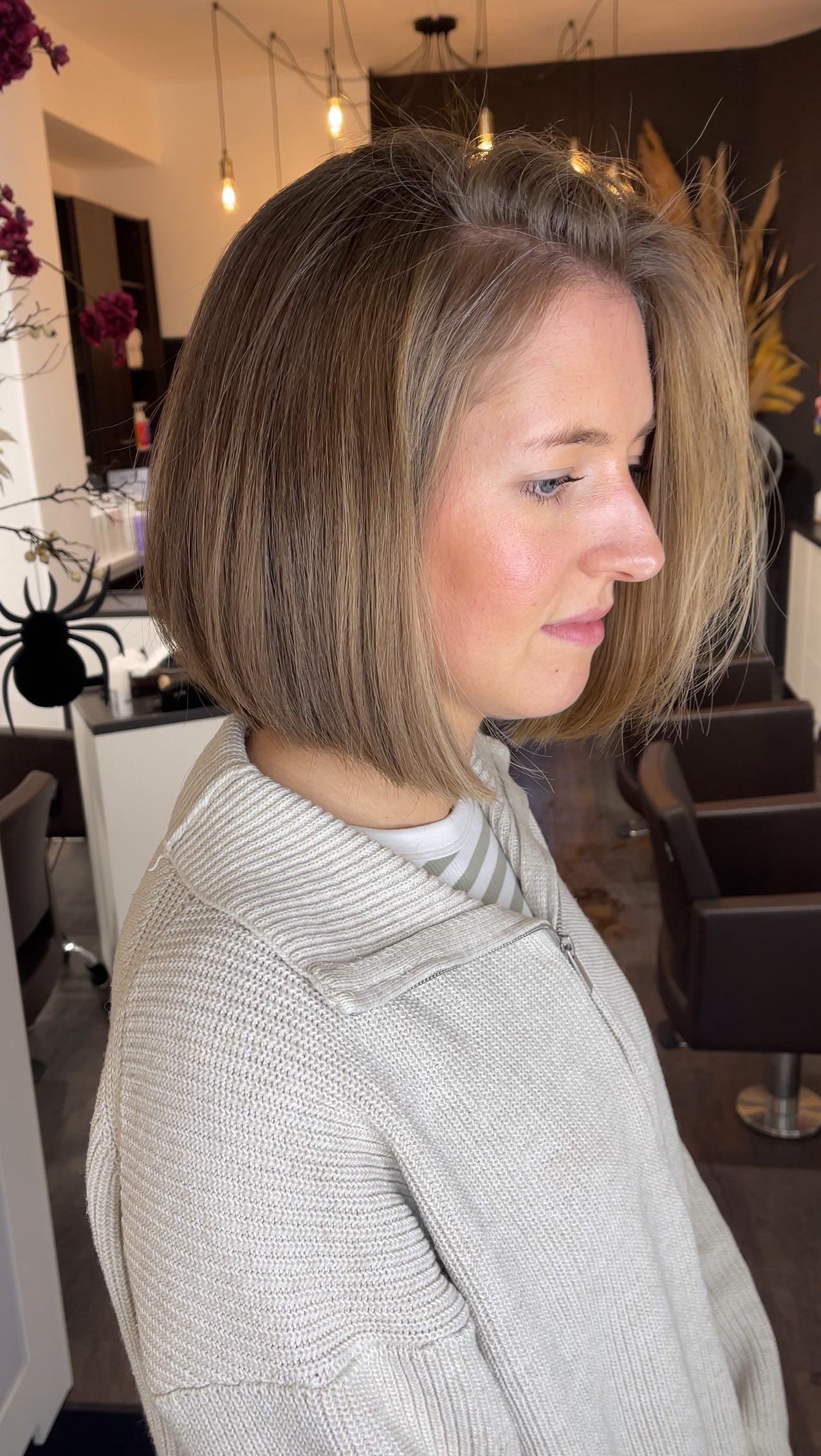 ✨ Die ersten weißen Haare in der Kontur?
——
Statt sie zu überdecken, können wir sie perfekt integrieren – und genau das macht einen riesigen Unterschied.
Mit einem sanften Faceframe lassen sich die helleren Haare in der Front so einarbeiten, dass der Übergang weicher wird, das Gesicht mehr strahlt und die Kontur viel natürlicher aussieht.
Ganz ohne harte Linien. Ganz ohne ständigen Ansatzstress.
Weißes Haar ist kein Problem – es ist eine Chance für mehr Leichtigkeit & Glow ✨
Wenn du dir auch einen frischen, soften Look wünschst:
Faceframe ist dein neuer Best Friend.
Schreib mir gern für deinen Termin per WhatsApp oder buche online!
——
#progrey #faceframe #faceframinghighlights #konturheller #weissehaare #greyblending #greyblendinghair #hairstylistdeutschland #hairtransformation #hairstylistin #friseurdeutschland #blondhairgoals #softblonde #naturalblonde #hairrefresh #hairglowup #friseurleben #hairinspo #haareverwandlung #salonlife #hairmagic #freshhairfeeling #hairlove #haircaretips #hairstylingideas #blondelook #beckerbeauty