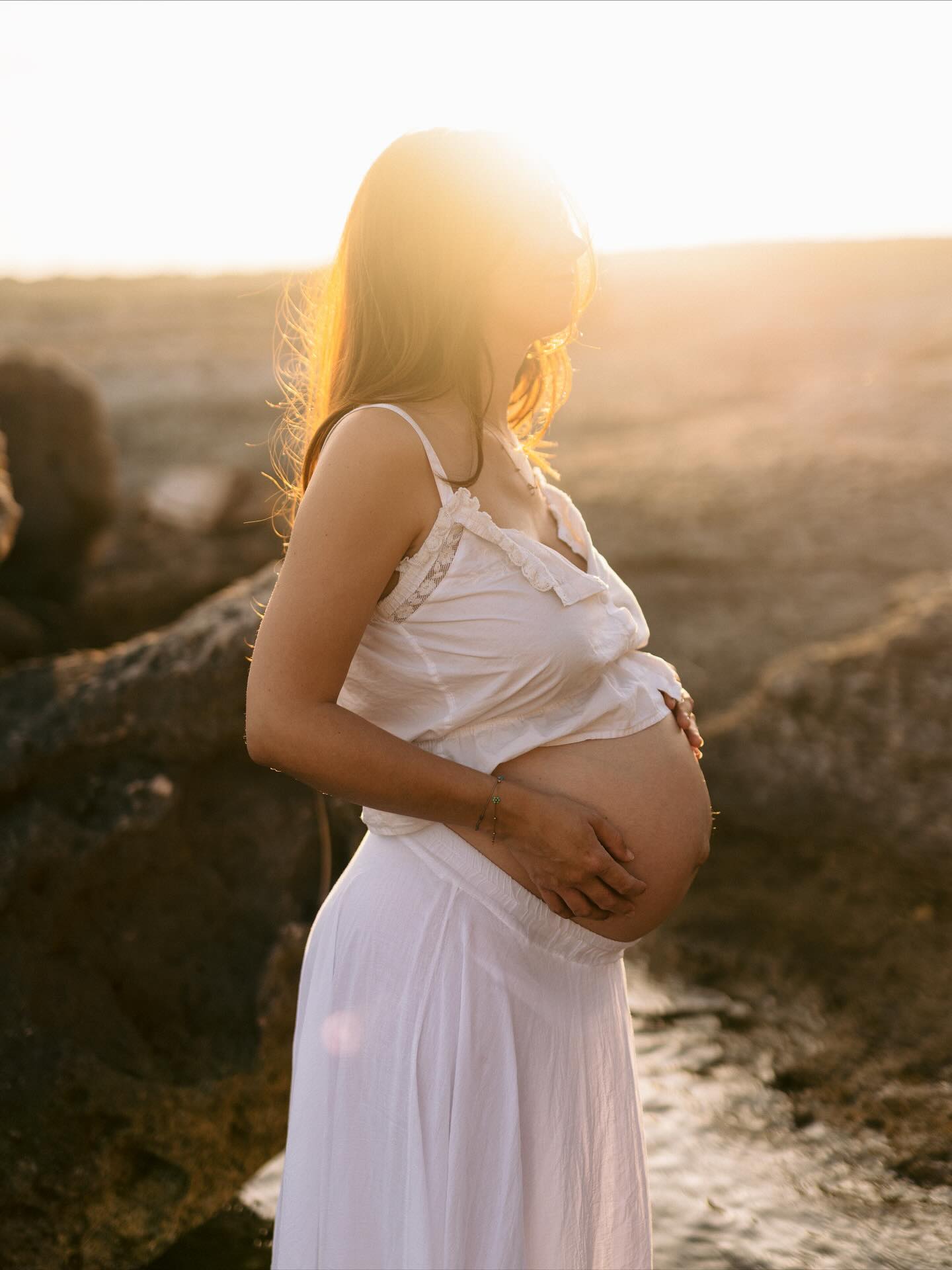 Eux, la mer au mois de mai, et leur bébé au creux du ventre 🌊
Je ne me lasserai jamais de ces photos à la mer, même si c’est loin, même si les plages sont inabordables en pleine saison, même si ce n’est pas le terrain de jeu le plus facile - il se passe toujours quelque chose de fort avec cette énergie, celle des vagues, du vent, du soleil, quelque chose de brut et naturel. Quelque chose de terriblement féminin 🤍✨ ces sessions photos appellent au lâcher prise, au jeu, à la liberté et c’est sûrement ça que j’aime le plus. Les robes se tachent, les cheveux s’emmêlent, les pieds se mouillent, on cherche un équilibre bancal sur des rochers pointus, le soleil se mélange au sel sur la peau, et nous voilà à notre tour bercés par le son des vagues qui vont et viennent continuellement.
#photographegrossesse #pregnancyphotoshoot #mumtobe #aixenprovencephotographer #luberonphotographe #sealovers #adventureinstead #authenticlovestories #belovedstories #eyemamaproject #pregnancyglow #provencephotographer #photographeaixenprovence #naturallightphotography #goldenhourlight