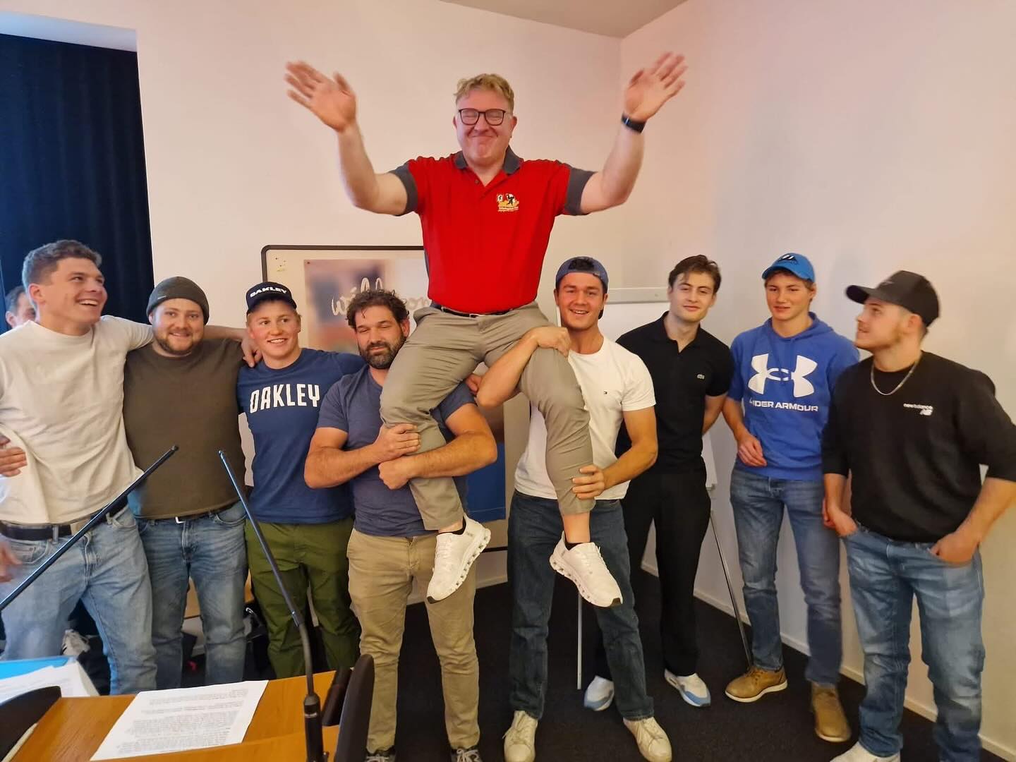 Herbstzeit ist Versammlungszeit, bei Verbänden wie Klubs. An der gestrigen GV des SC Chur wurde dem Eidgenossen und 100-fachen Kranzer Toni Rettich die Klub-Ehrenmitgliedschaft verliehen, nach 15 Jahren als TL der Churer Aktiven mehr als verdient. Wir gratulieren unserem Kantonal-Vorstandsmitglied herzlich und danken für das grosse Engagement auf allen Stufen.
📸: SC Chur
#Schwingen #Tradition #Graubünden #Chur