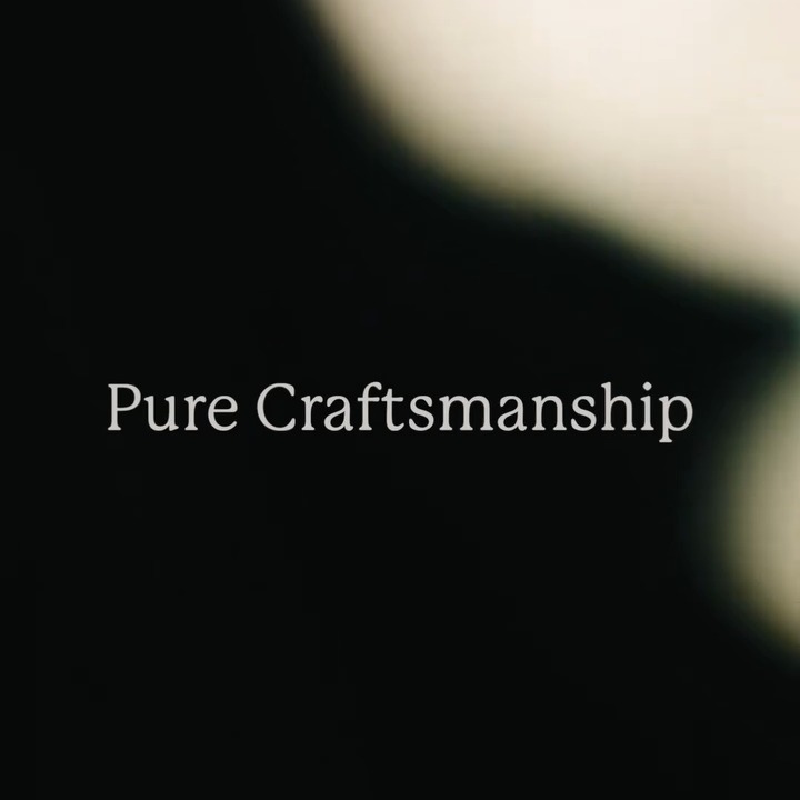 Everything starts with the passion for the material.❤️
We work with real wood, stone and metal. Carefully selected, processed with precision and respect for nature. Our collections combine craftsmanship, acoustics and aesthetics in their purest form.