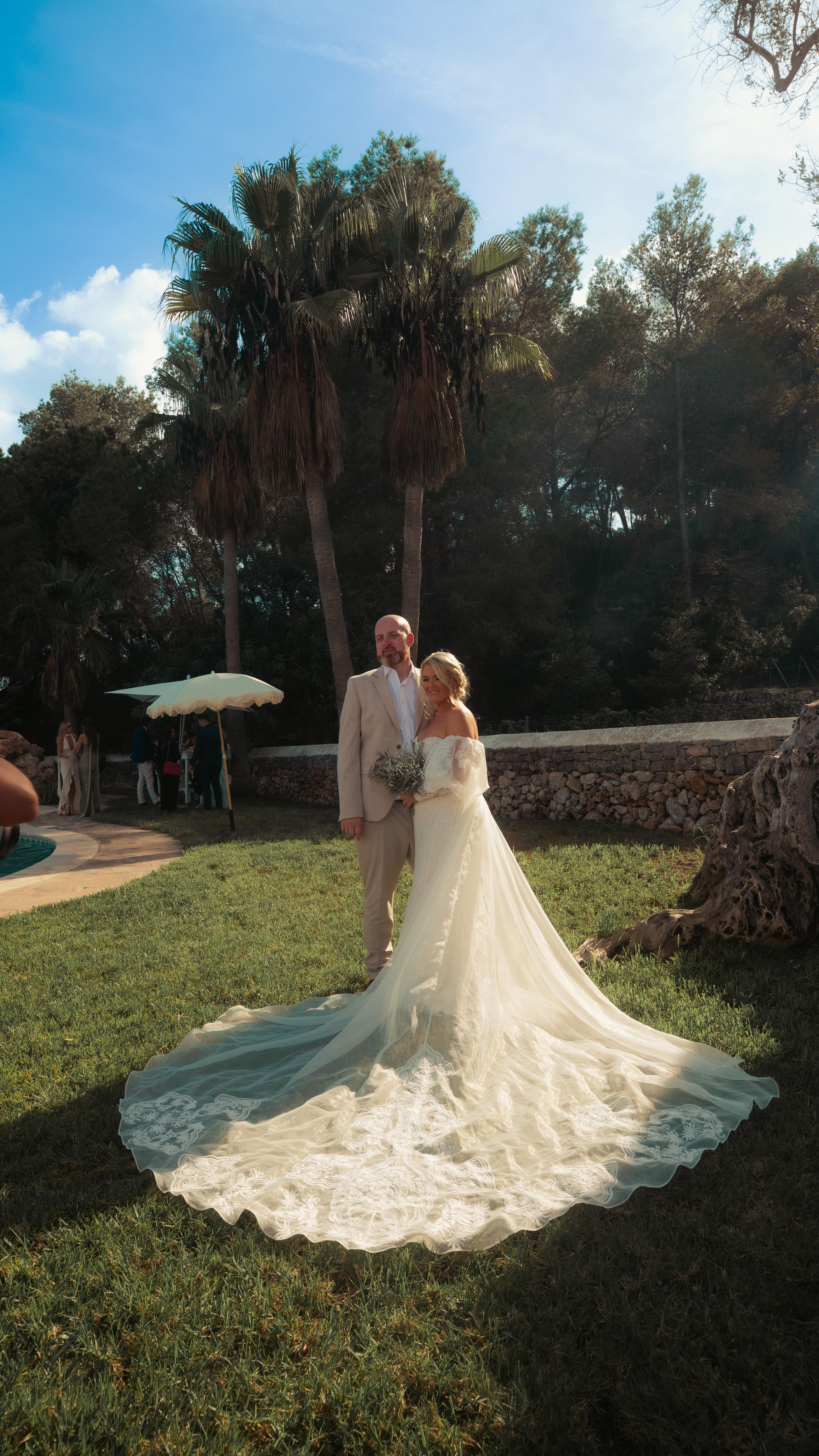 🪩🏝️ DANIELLE & RYAN 🏝️🪩
There ain’t no wedding like an Ibiza wedding!! Wowee what a fiesta! Literally immaculate vibes. So many friends and wedding suppliers all in one place celebrating these two lovebirds. Massive congratulations to you both and thank you so much for having us capture the memories! ❤️🔥
Videography: @groovyoctopusmedia
Catering & Bar: @the.white.island.catering.co
Planning & Coordination: @the.white.island.catering.co
Makeup: @fayeflemingmakeupartist
Makeup: @eyebizamakeup
Hair: @lucyannhairibiza
Alterations: @thesteamstressibiza
Dress: @sistersofgracebridaloutlet
Singer: @anderton_music
Photography: @weddingsbyhattie
Cake: @blondiesibizacakes
Content Creator: @ibizaweddingcontentcreator
Fancy dress: @sluiz.entertainmentibiza
#ibiza #ibizawedding #wedding
