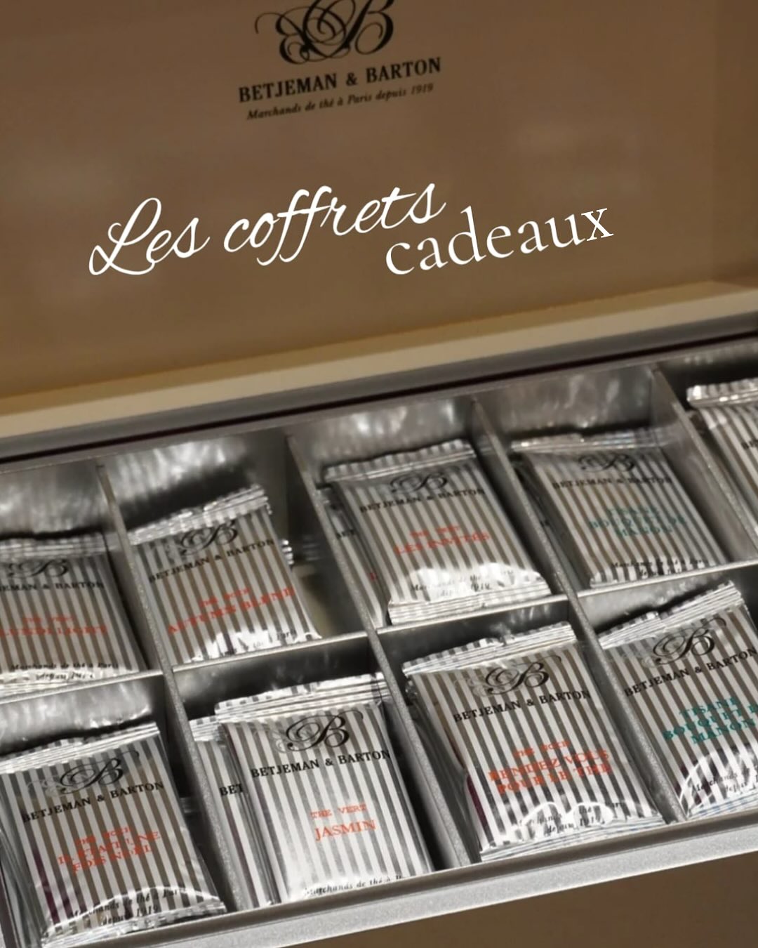 🎁✨ Qu’allez-vous glisser sous le sapin ? ✨
🎁Affichez votre esprit de fête avec un joli coffret de thés ou tisanes !
🎄🌟Voici les cadeaux parfaits à glisser sous le sapin et à déguster au coin du feu :
• Coffret assortiment 24 sachets de thés noirs, verts ou tisanes → 29,00 € 🫖
• Coffret 5 boîtes découverte de 20gr → 45,50 € 🎁
• Coffret Découverte 3 boites de 50 gr en vert ou en noir → 47,90 € 🍂
• Boîte surprise « Noël d’antan » garnie de merveilles de Noël → 85,00 € ✨
• Coffret Prestige 60 sachets de thés et tisanes → 110,00 € 👑
🎀 Offrez nos grands classiques du thé, sélectionnés avec amour rien que pour vous … à shopper en boutique ou sur notre site, lien en bio ⬆️
📍 Rendez-vous en boutique : 27 rue Marceau, 37000 Tours | Ouvert du mardi au samedi de 11h à 19h.
📞 Contactez-nous pour plus d’infos si besoin est : 06 21 85 92 31.
➡️ Faites de ce Noël un moment exquis, thé, douceur et partage ! 🍵🎅
#BetjemanAndBarton #Tours #CoffretsCadeaux #Noël2025 #ThéGourmet #ThéDeFête #GiftIdeas #ChristmasTea #TeaLovers #MomentCocooning #VilleDeTours #toursmaville