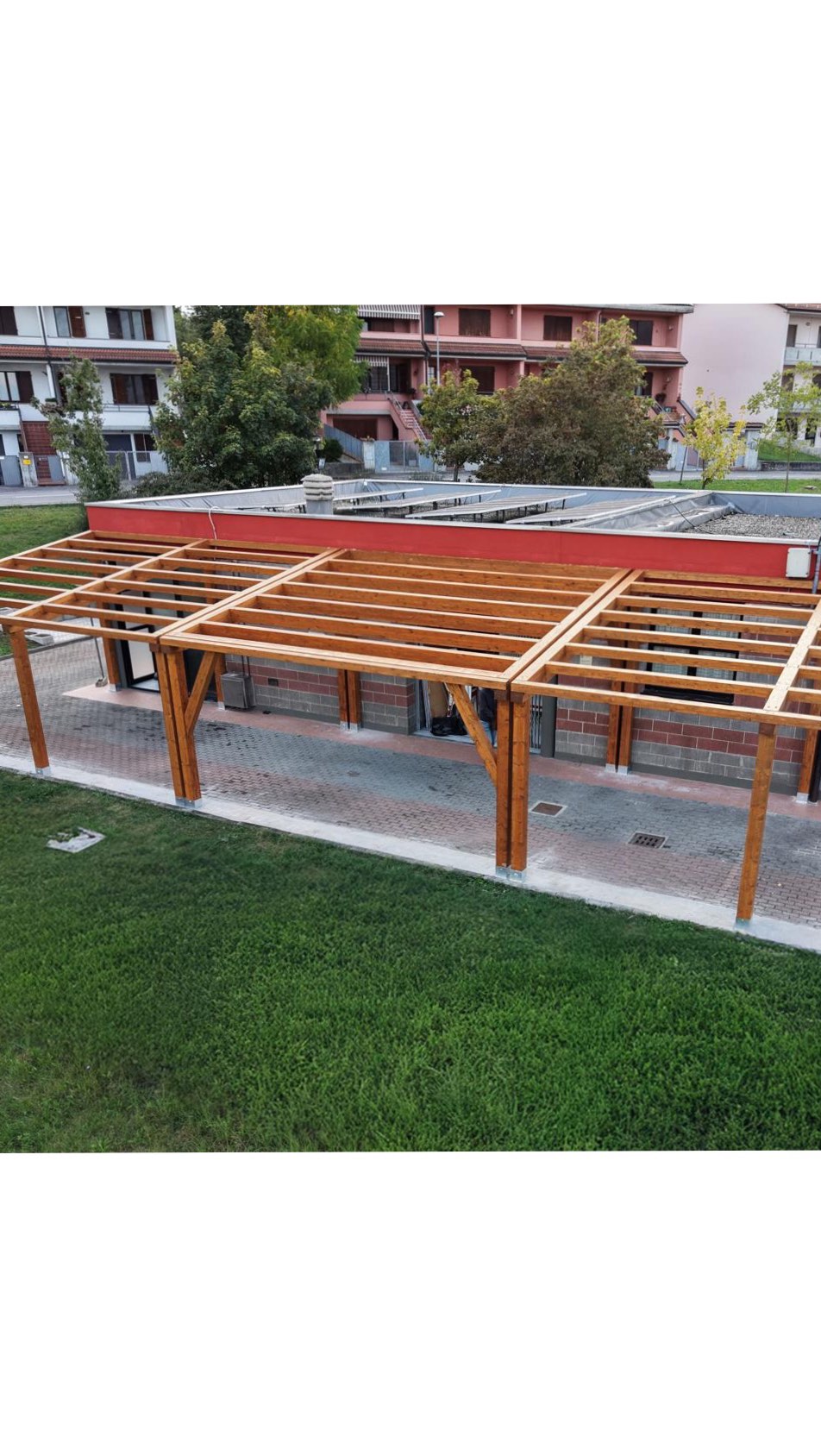 <Ampliamento>
•
Abbiamo realizzato un ampliamento in legno di abete lamellare per il circolo Maurizio Bertani di Felino.
La nostra struttura verrà successivamente tamponata con pannelli di lamiera isolati.
•
Immagina quante belle tavolate qui sotto 🤩
📹 @le_foto_di_cisco