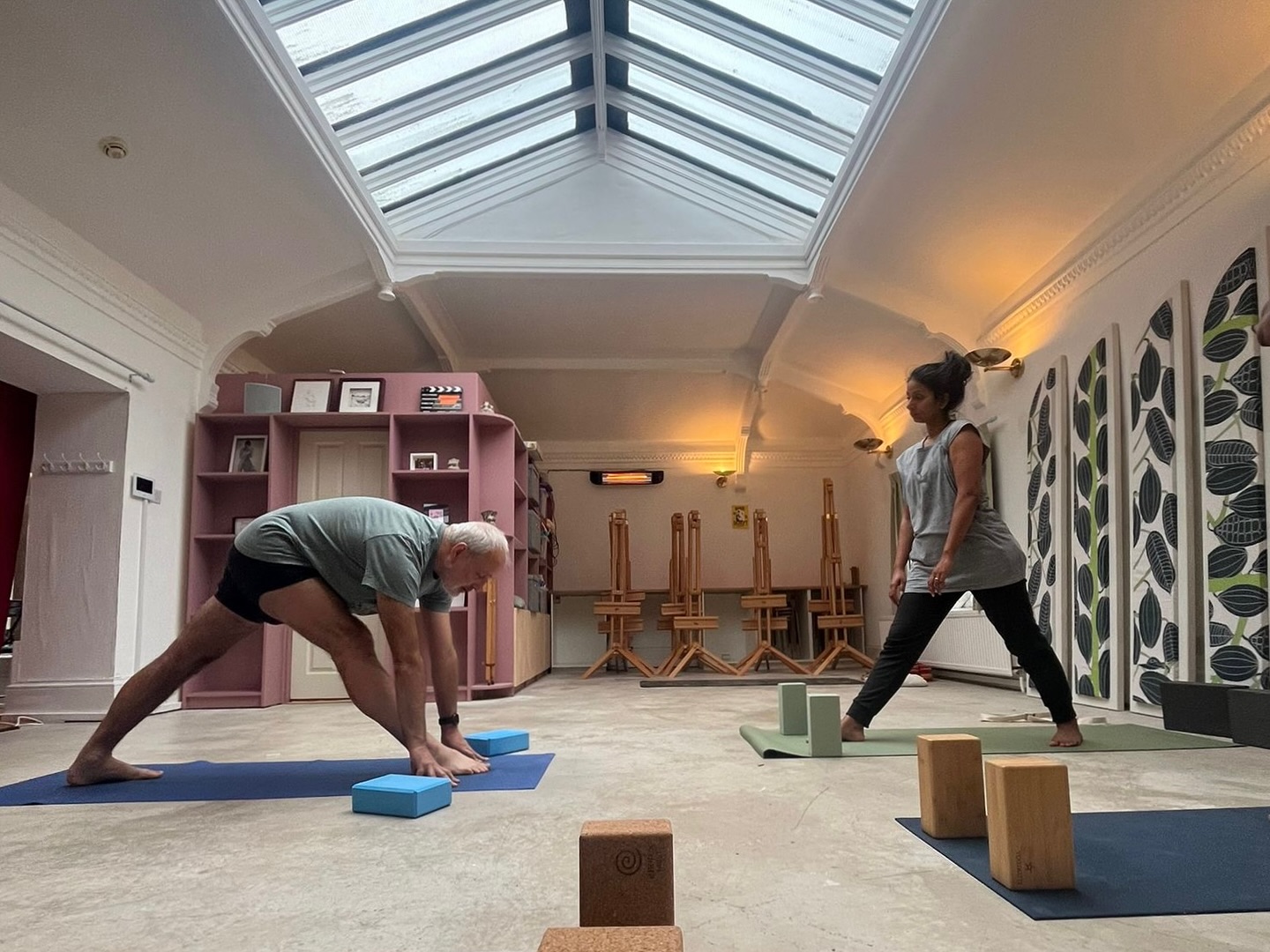 See you on the mat tomorrow morning at 9! 🧘🏼♂️🧘🏾🧘🏼♀️
Teaching #parsvottanasana at class.
Thanks for the photo @joannasusskind
#bonarhutchisoniyengaryogateacher
#certifiedlevel3iyengaryogateacher
#iyengaryoga #iyengaryogauk #yogasarvasya #yogaglasgow #glasgowyoga