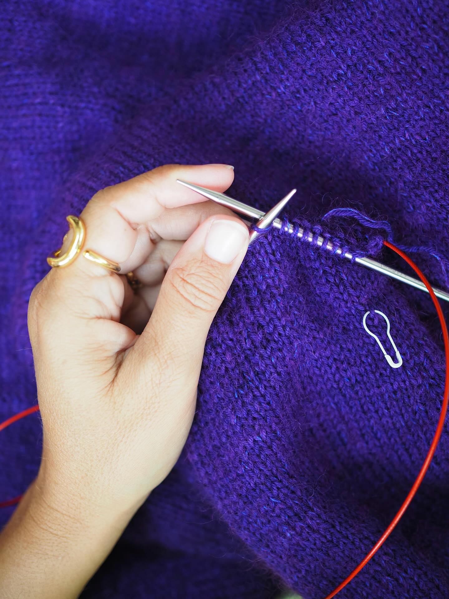 Ces derniers mois j’ai tricoté ces nouveaux modèles qui sortiront la semaine prochaine lors du salon parisien @salonsdiy 👀
Je vous ai montré la capuche écharpe Nina, le sac Mona et il manque Stan …
Fils . @lainesduvalgaudemar @isageryarn @yarnbysimone
.
.
#atelieremilie #ateliermiliedesigns
#knitting #knitweardesigner #mohairaddict
#tricotété #summerknitting knit knitting knitter
#tricot #strikk tricot #jeportecequejetricote
#monabyae #monabyae
#ninabyae #ninabyae
#stanbyae #stanbyae