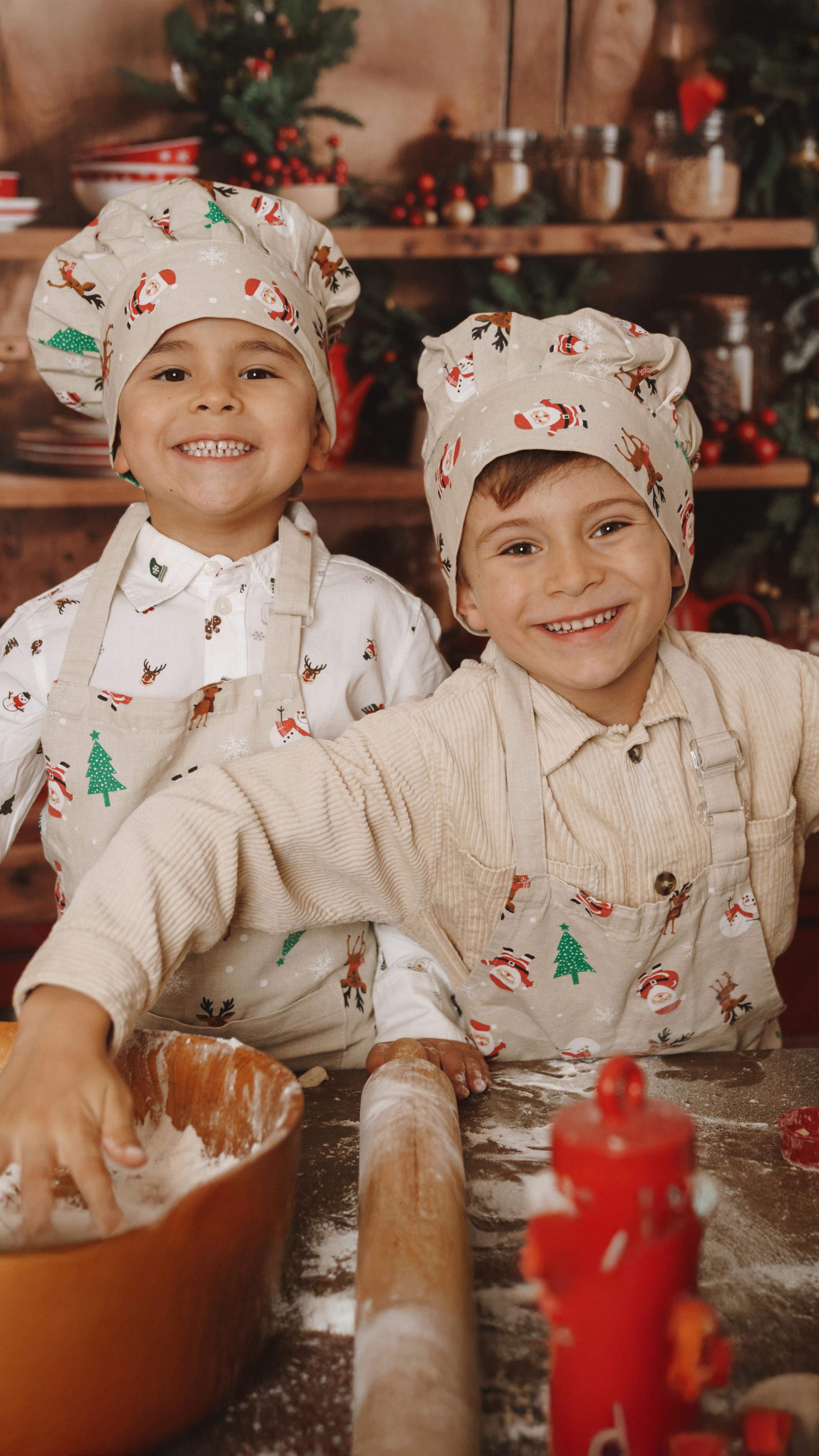 Manchmal merken wir erst auf einem Foto, wie schnell aus kleinen Händen Große werden.
Wie leise die Kindheit wächst…
und wie wertvoll jeder Moment davon ist.
In meiner Weihnachtsbäckerei wird nicht gebacken -
hier wird gespielt, gelacht, entdeckt.
Und genau dabei entstehen die Bilder,
die dich später so berühren ❤️
Nicht perfekt.
Nicht gestellt.
Sondern echt.
So, wie dein Kind heute ist.
Und morgen vielleicht schon nicht mehr 🥹🎄
#weihnachtsminis #weihnachtszauber #kinderfotografie #familienfotografie #kindheitserinnerungen #echtemomente #weihnachtszeit #kinderlachen #idaroberstein #birkenfeld #hunsrück
MINISHOOTINGS FAMILIENFOTOGRAFIN
WEIHNACHTEN