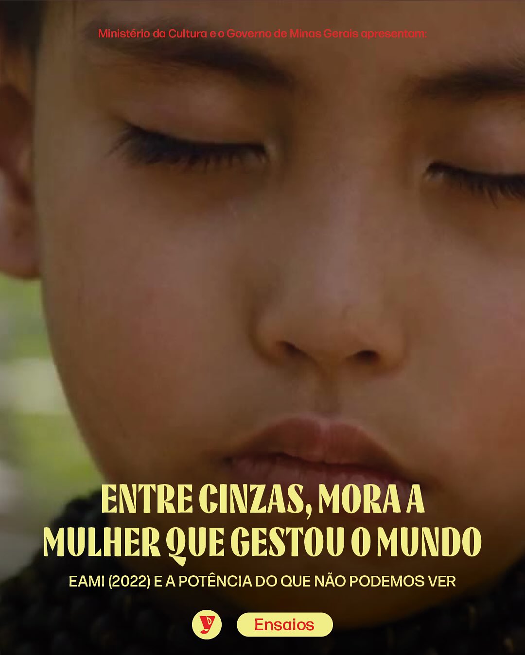 Em EAMI (2022), @pazencina filma o que não se vê. No texto “Entre cinzas, mora a mulher que gestou o mundo”, @anaclaramattoso nos conduz por uma reflexão luminosa e dolorosa sobre mundos em desaparecimento, cosmologias indígenas, infância, silêncio e potência.
A menina Eami — criança, pássaro, deusa-mãe — se move entre perda e fabulação, convocando outra forma de ver: aquela que não precisa da imagem para existir.
Um ensaio sobre cinema, mas sobretudo sobre memória, território e sobrevivência.
🔗 Leia na íntegra em sarayrosa.com
#CinemaIndígena #Eami #PazEncina #CriticaFeminista #Ayoreo #SaraYRosa #Ensaios #Cosmologias #CinemaLatinoamericano #DevirMulherMundo
🇪🇸
En EAMI (2022), Paz Encina filma lo que no puede verse. En el texto “Entre cenizas, habita la mujer que gestó el mundo”, Ana Clara Mattoso nos conduce por una reflexión luminosa y dolorosa sobre mundos en desaparición, cosmologías indígenas, infancia, silencio y potencia.
La niña Eami —niña, pájaro, diosa-madre— se mueve entre la pérdida y la fabulación, convocando otra forma de ver: aquella que no necesita de la imagen para existir.
Un ensayo sobre cine, pero, sobre todo, sobre memoria, territorio y supervivencia.
🔗 Lee el texto completo en sarayrosa.com
#CineIndígena #Eami #PazEncina #CríticaFeminista #Ayoreo #SaraYRosa #Ensayos #Cosmologías #CineLatinoamericano #DevenirMujerMundo